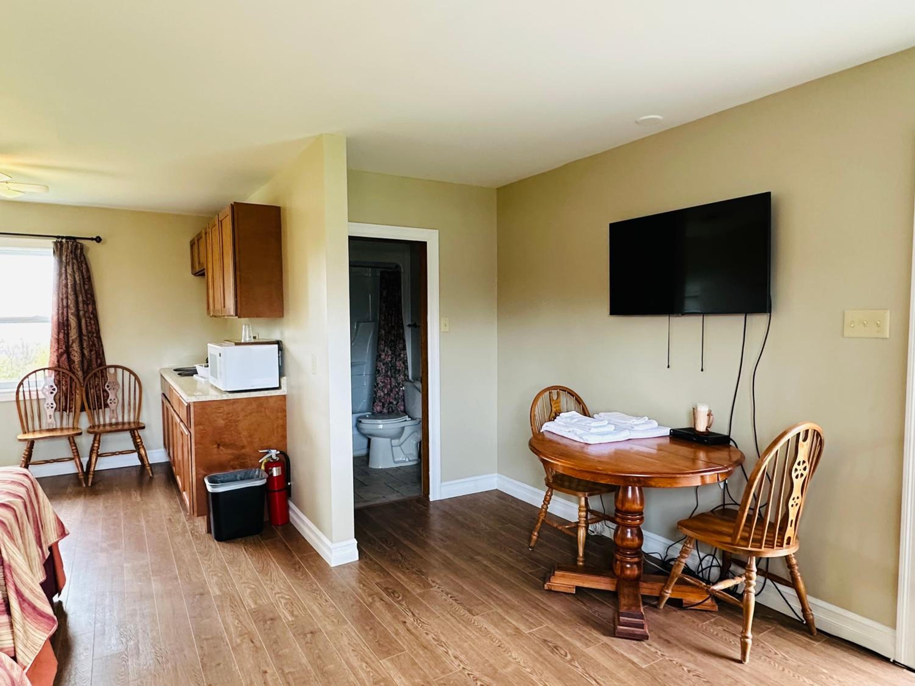 Family Room with Mountain View - Photo 3