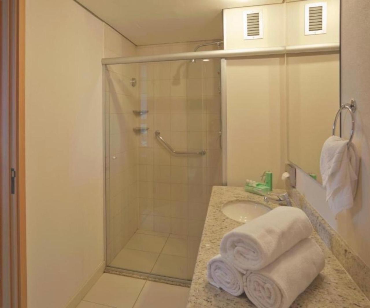 Premium King Room - Photo 6