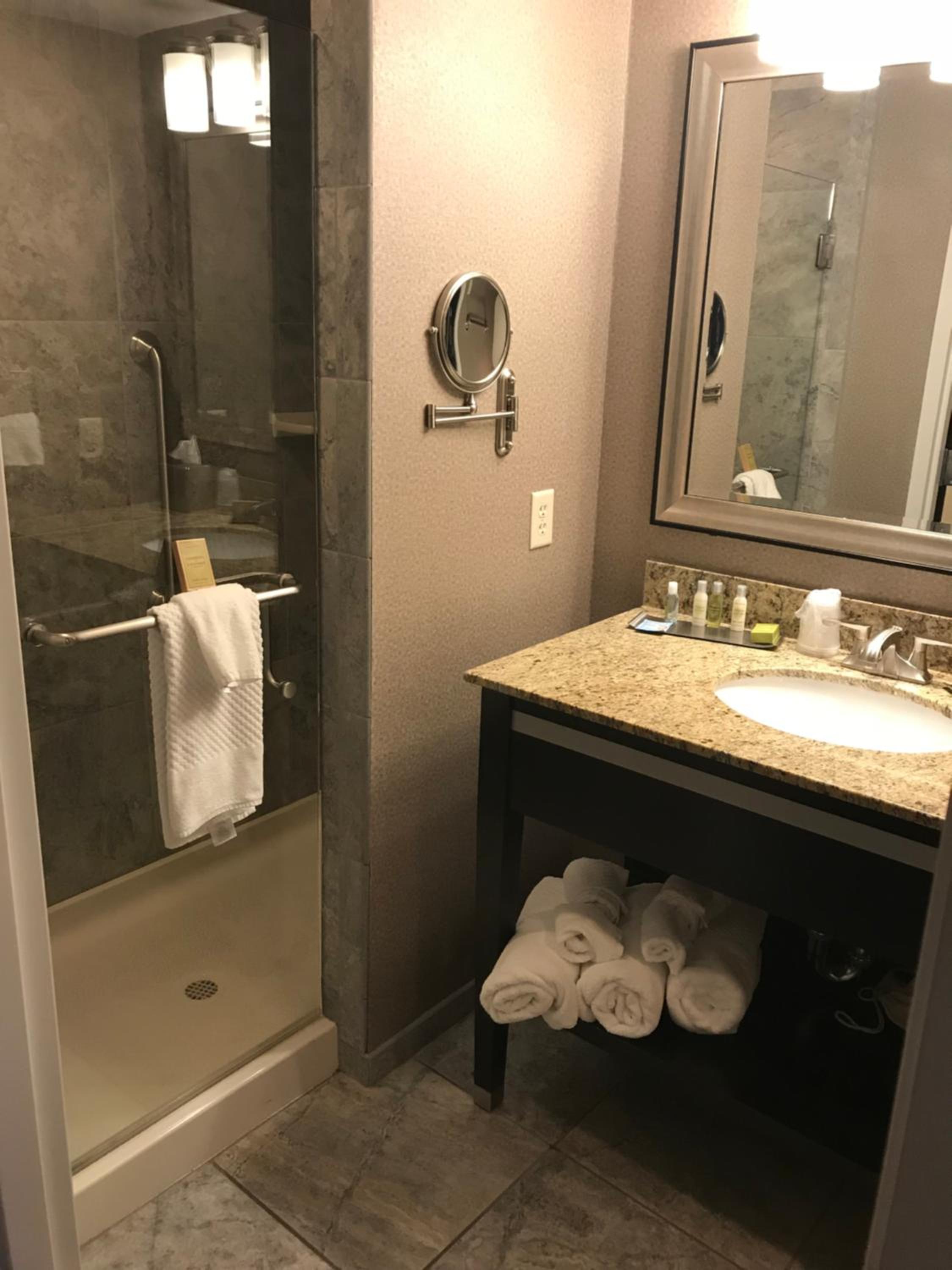 Queen Room - Hearing Accessible/Non-Smoking - Photo 3