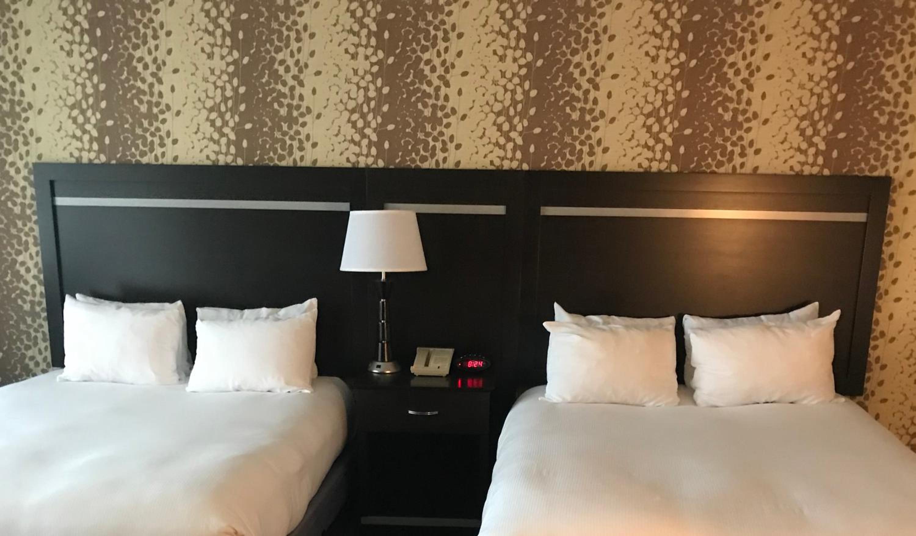 Queen Room with Two Queen Beds - Non-Smoking - Photo 5