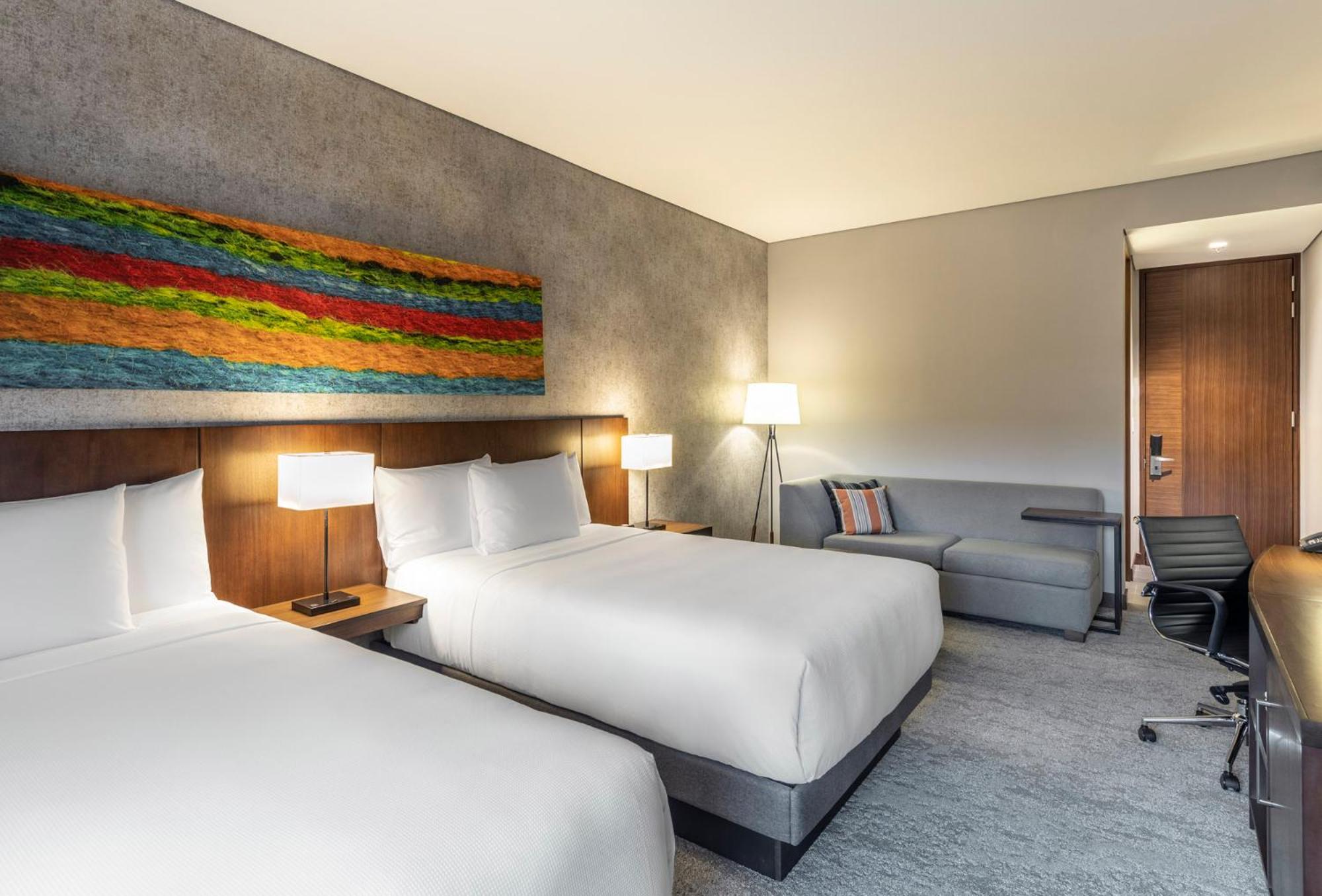 Queen Room with Two Queen Beds and Sofa Bed - High Floor - Photo 3