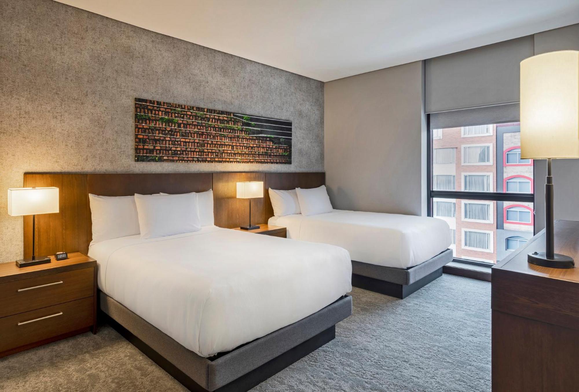 Queen Room with Two Queen Beds and Sofa Bed - High Floor - Photo 4