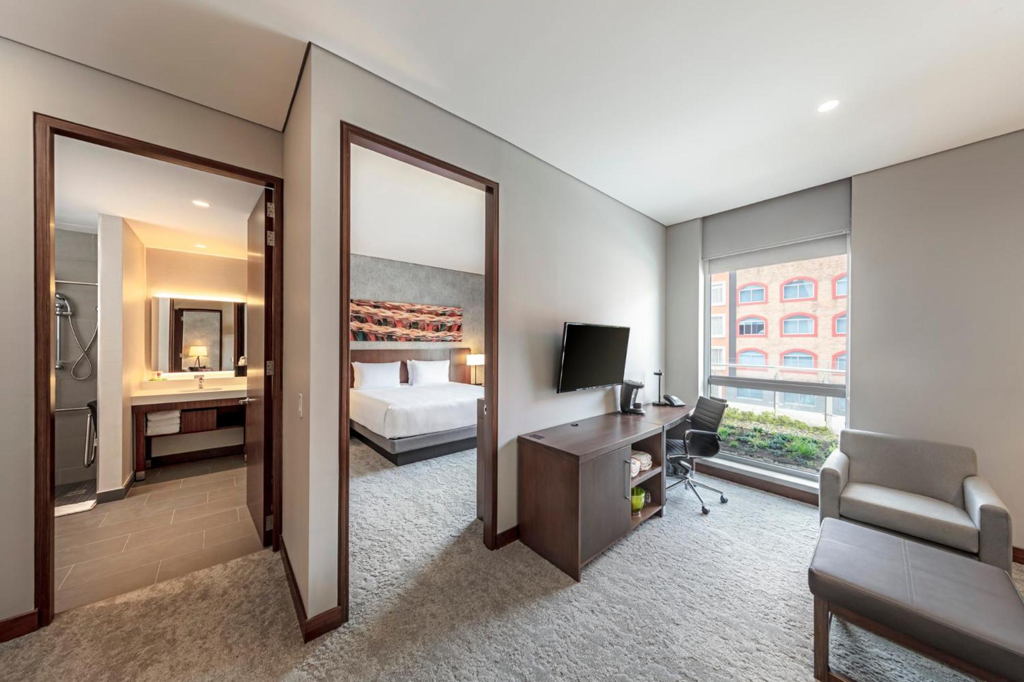 King Suite with Sofa Bed and Roll-In Shower - Disability Access - Photo 4