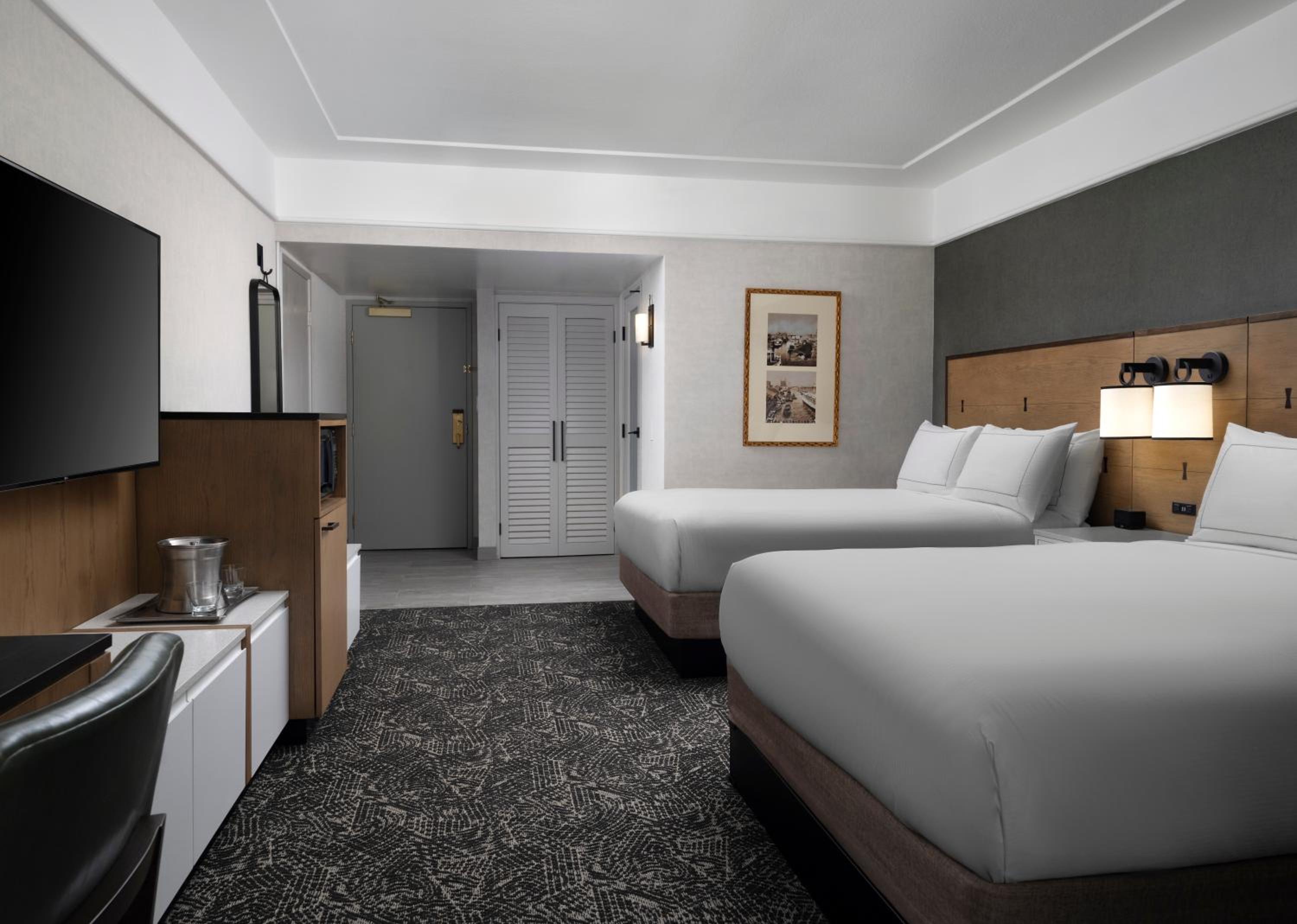 Queen Room with Two Queen Beds - Photo 8