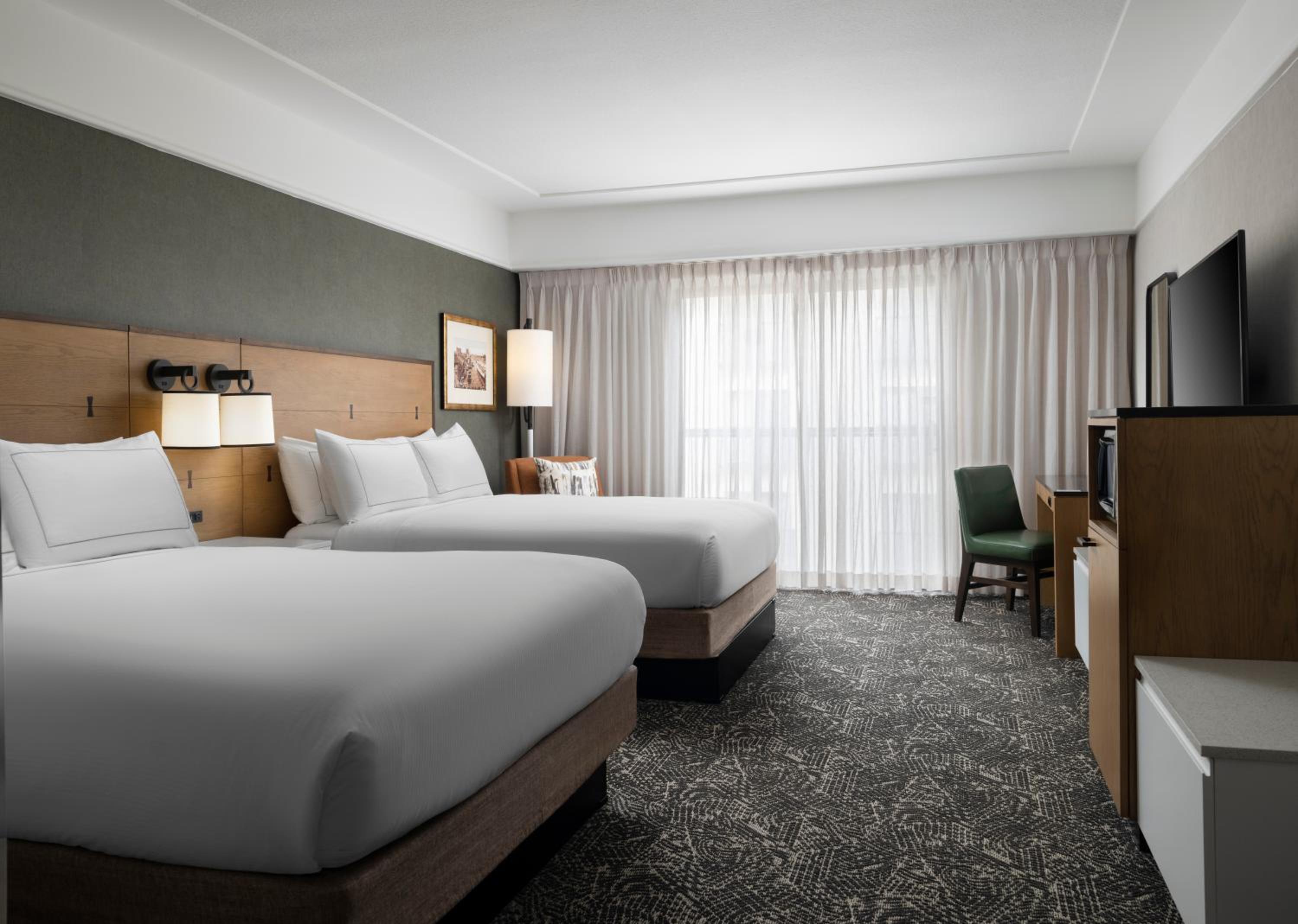 Queen Room with Two Queen Beds - Photo 4
