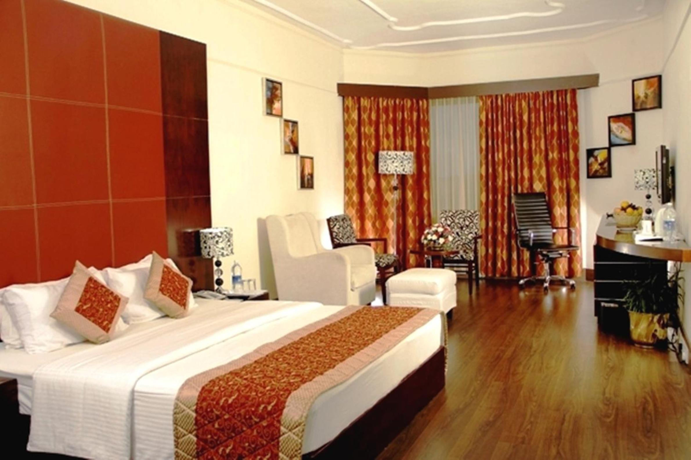 Executive Suite - Photo 2