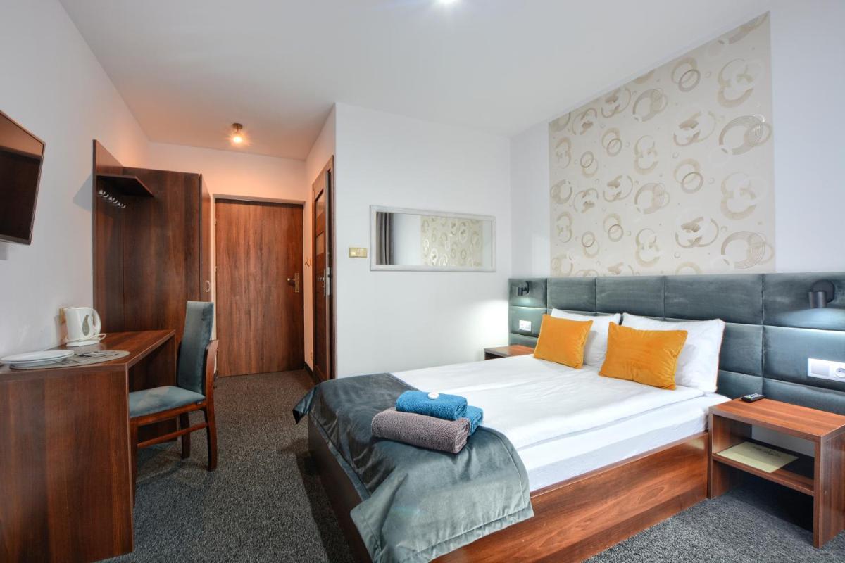 Double Room with Balcony - Photo 3