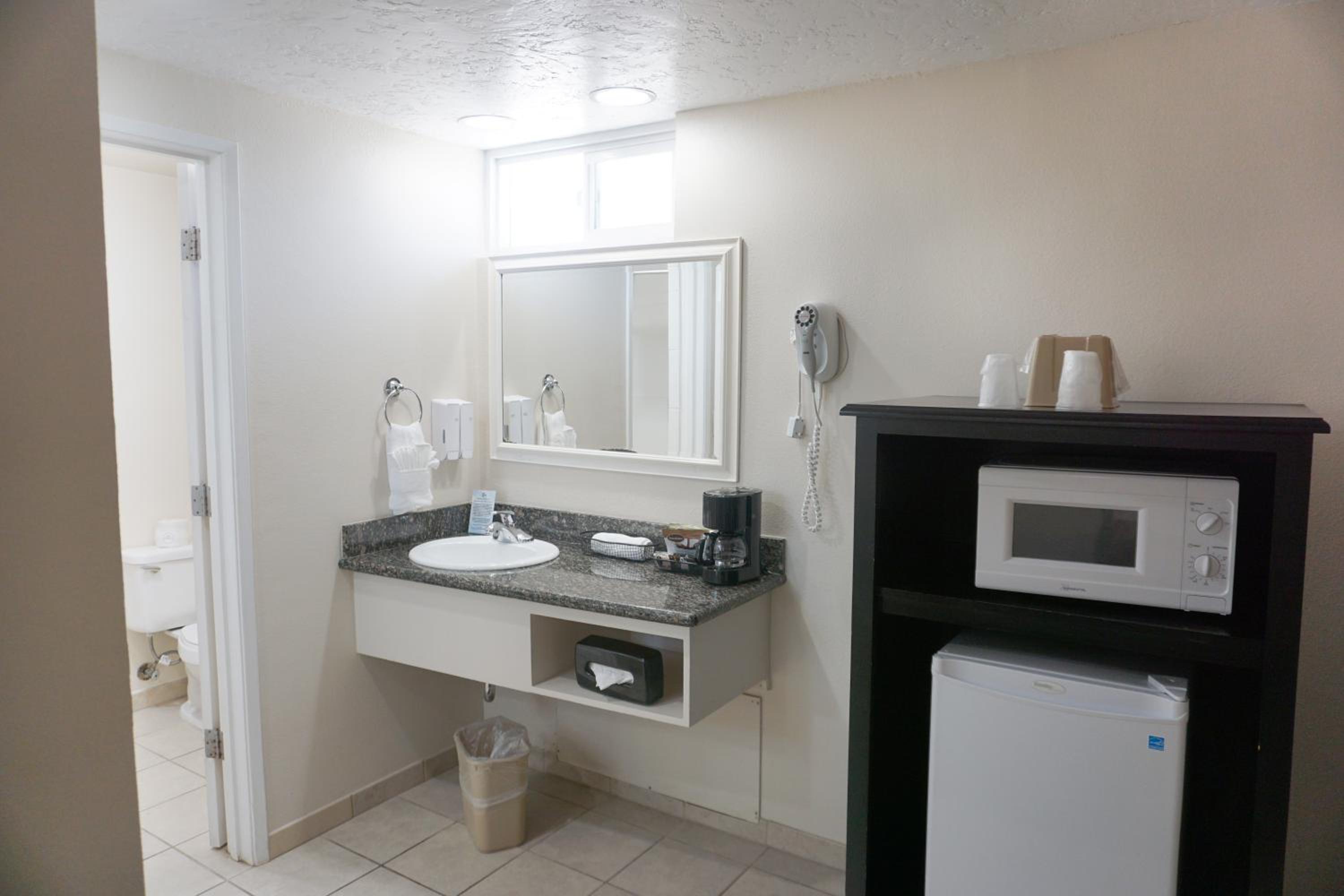 Standard Queen Room with Two Queen Beds (Upstairs) - Photo 4