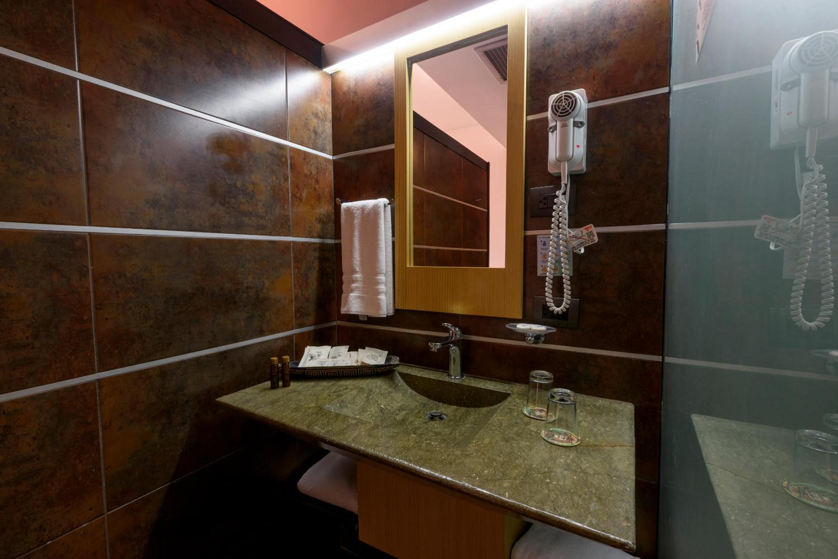 Deluxe Queen Room - Photo 2