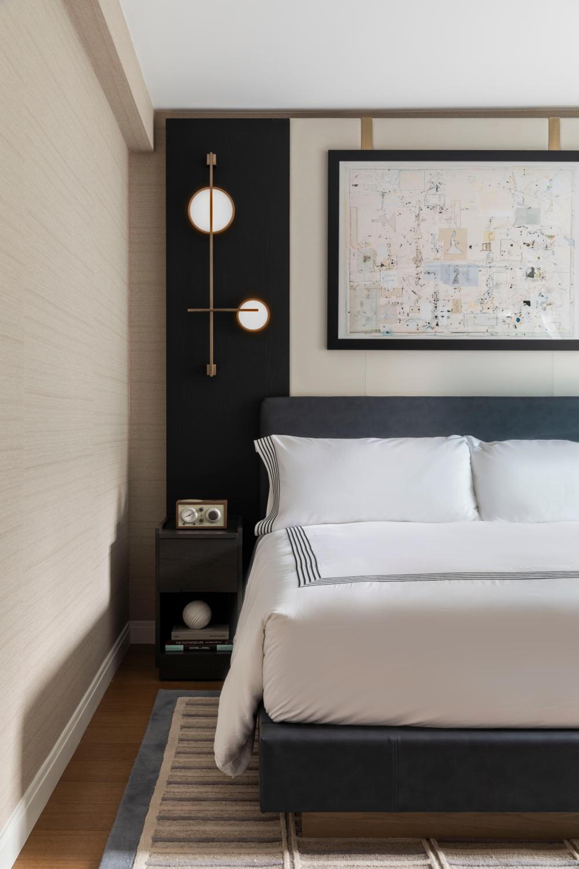 One-Bedroom King Suite - High Floor thumbnail 6