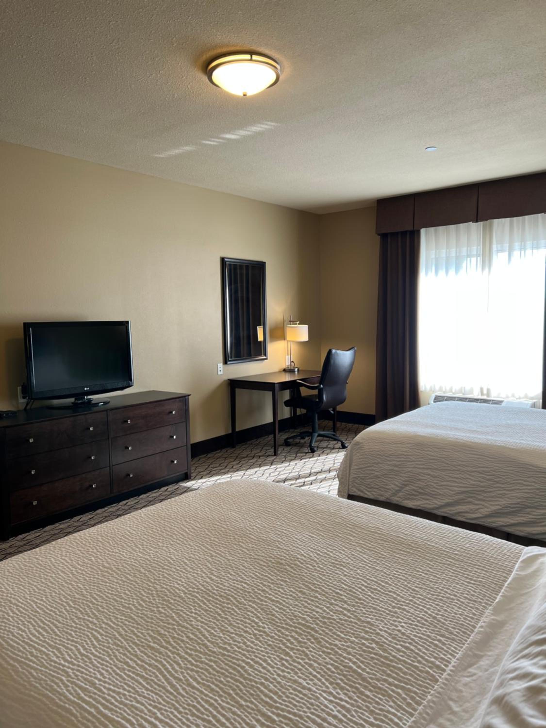 Standard Queen Room with Two Queen Beds - Photo 6