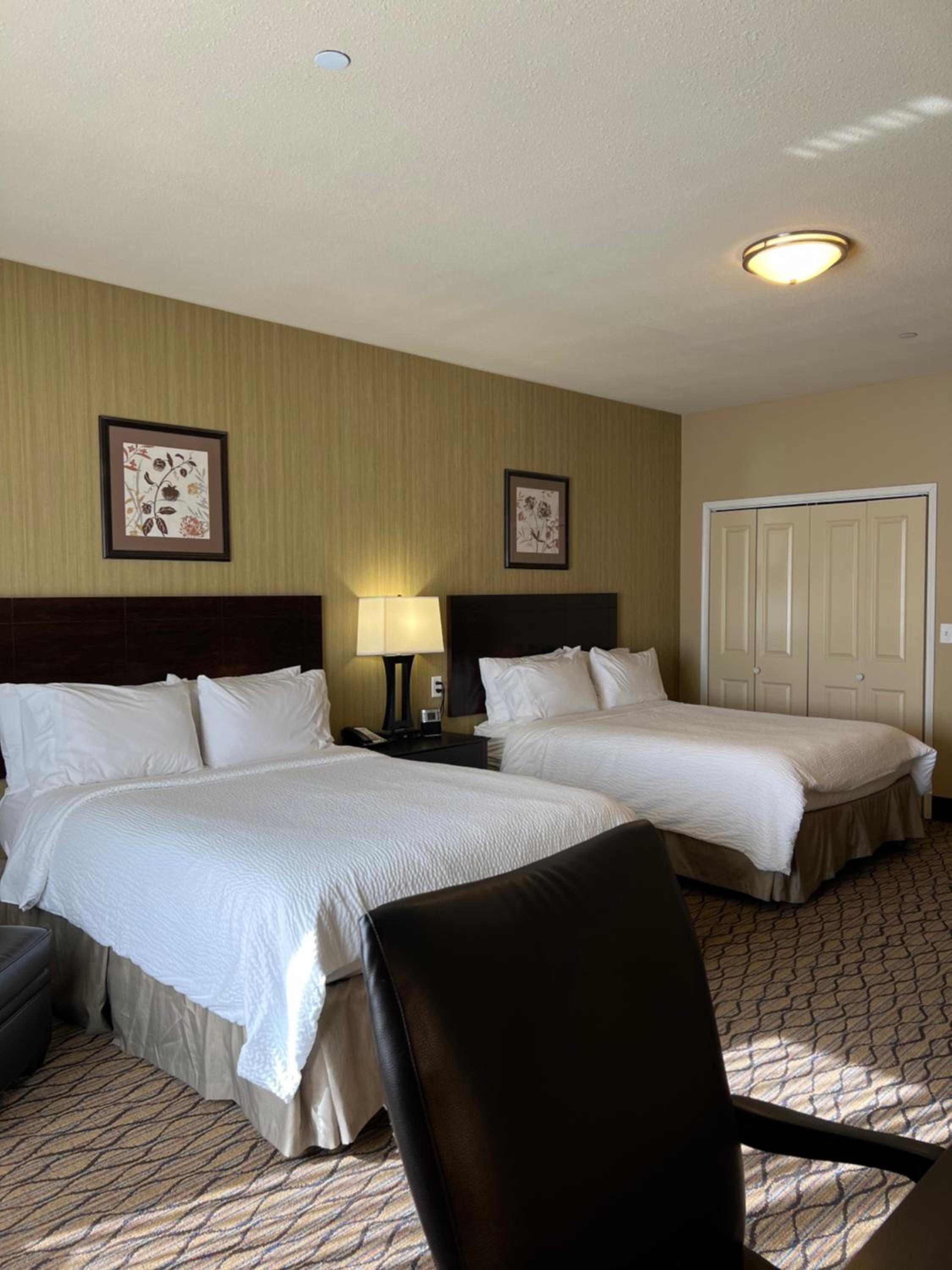 Standard Queen Room with Two Queen Beds - Photo 8