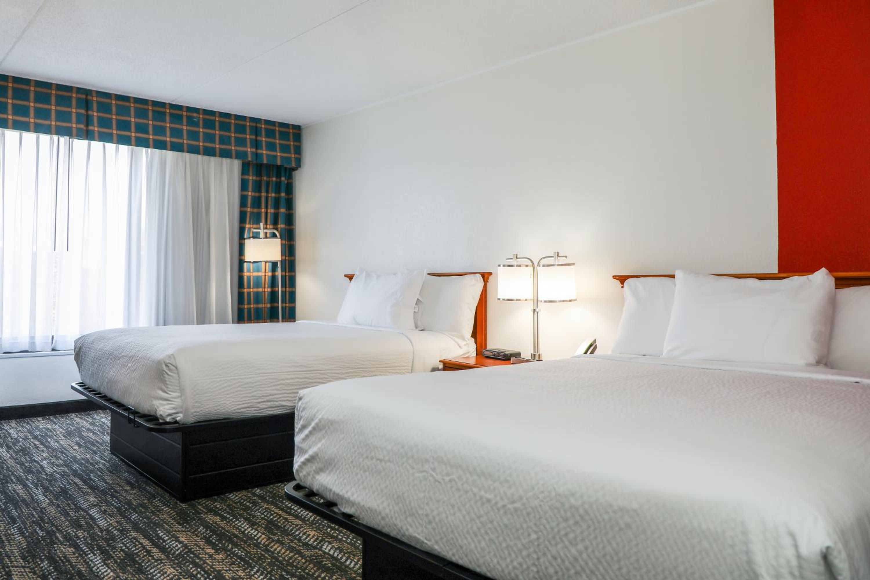 Queen Room with Two Queen Beds - Non-Smoking - Photo 3