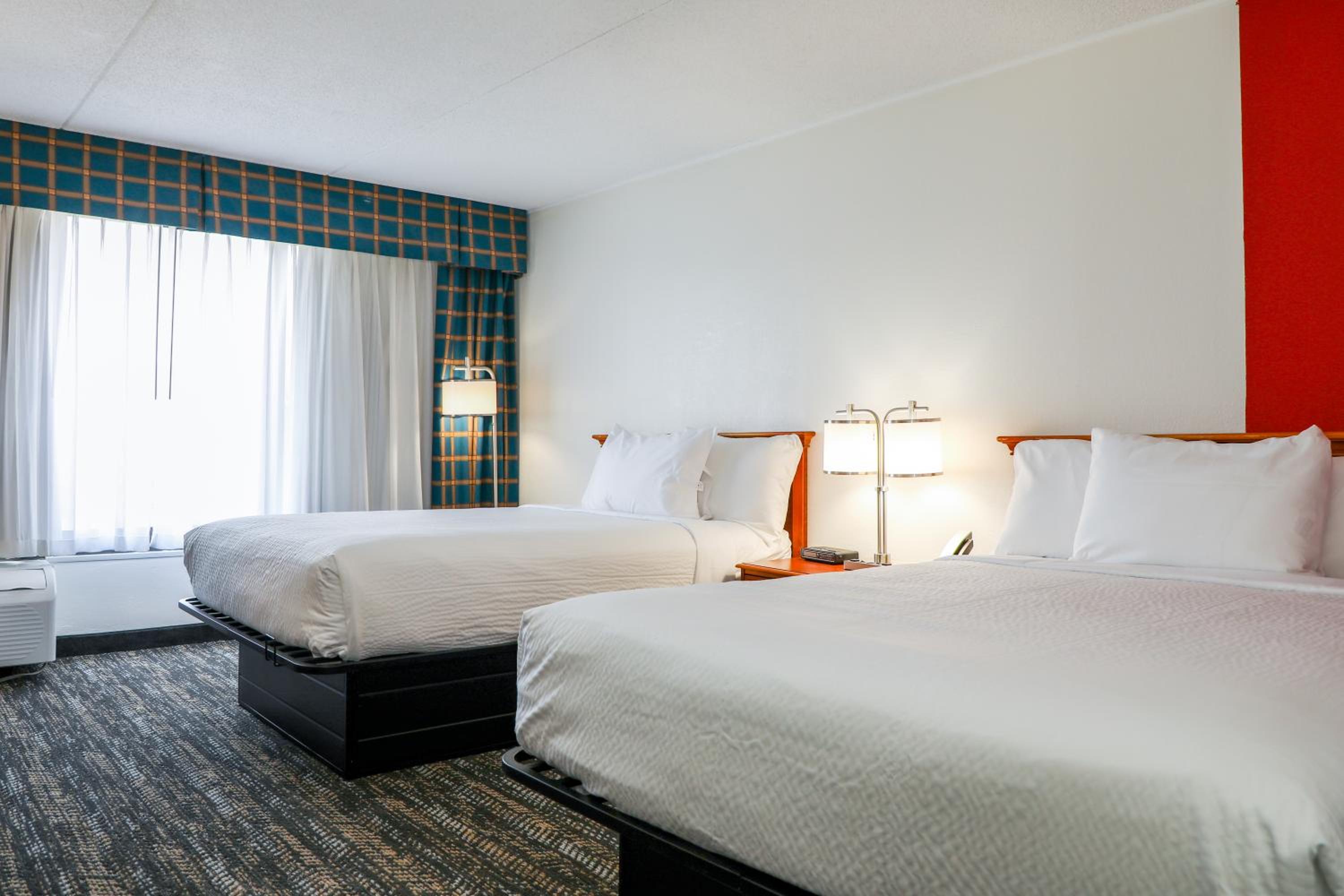 Queen Room with Two Queen Beds - Non-Smoking - Photo 6