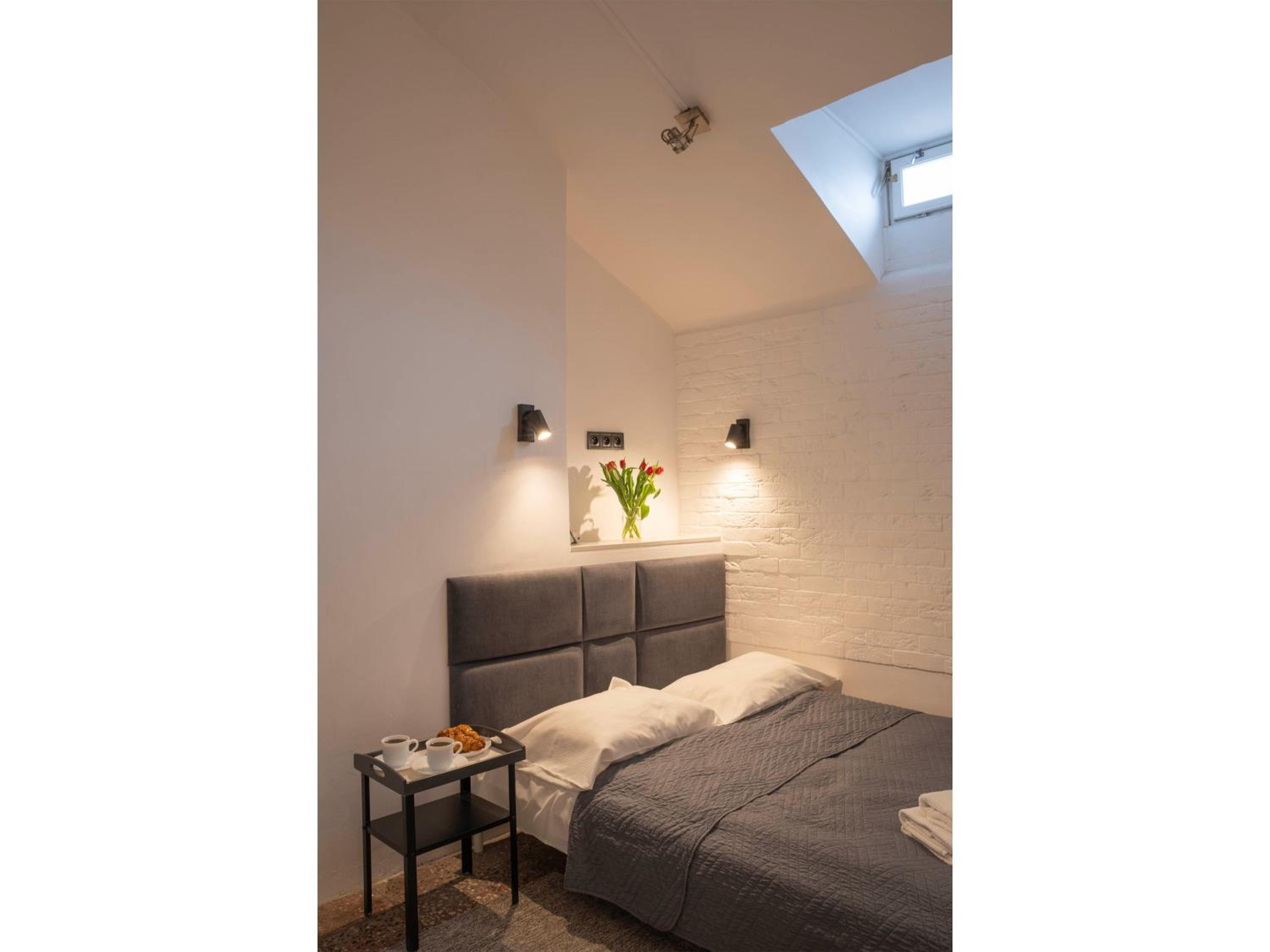 Budget Double Room - Photo 17