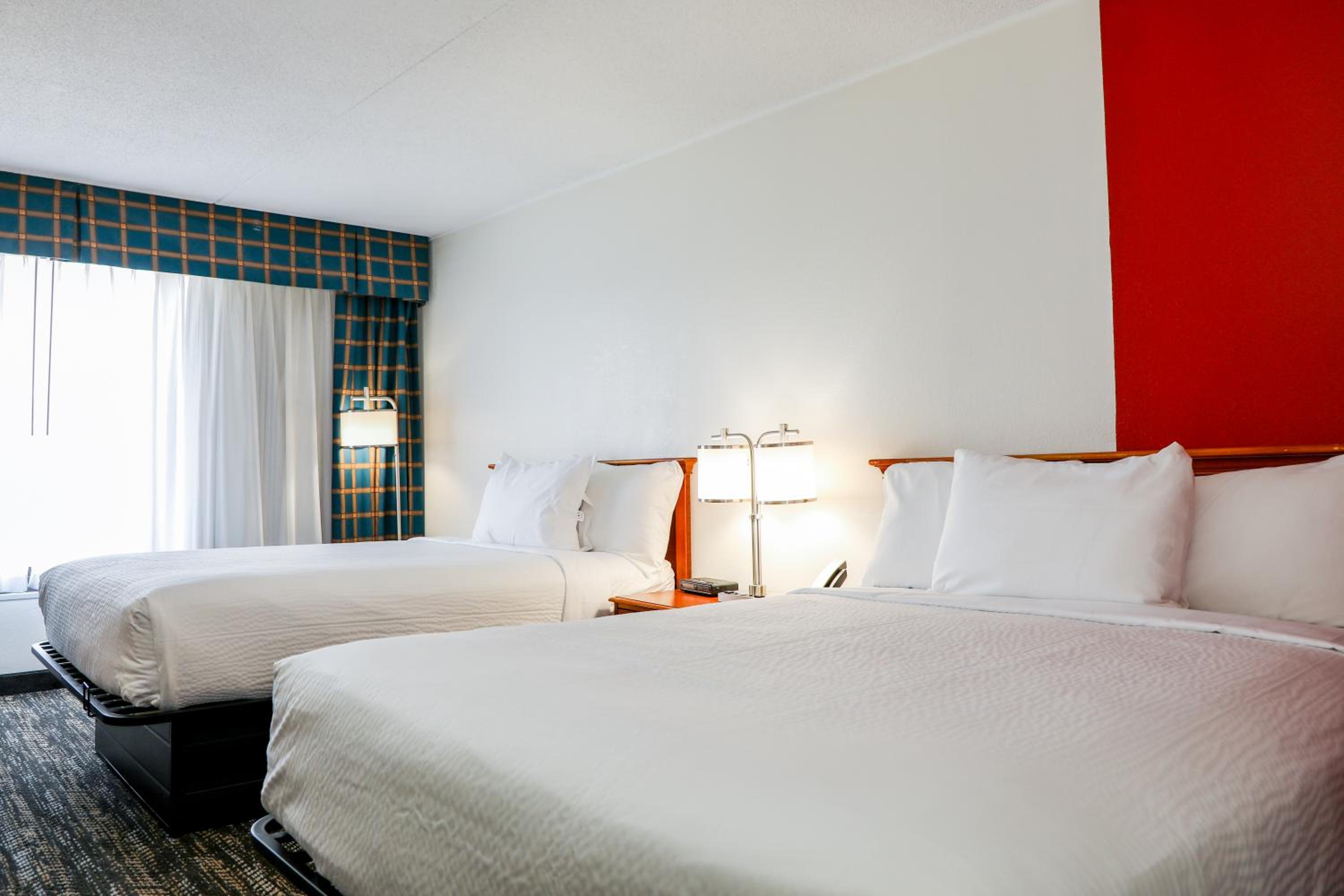 Queen Room with Two Queen Beds - Non-Smoking - Photo 5