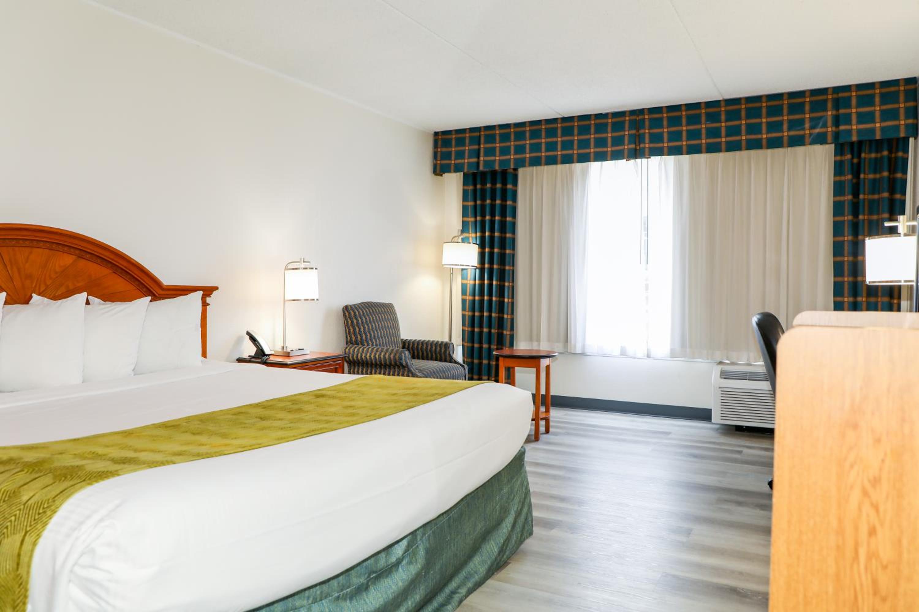 King Room - Non-Smoking - Photo 6