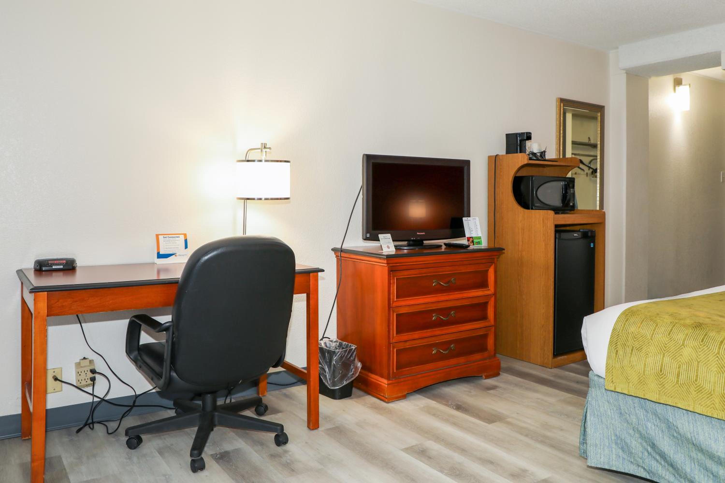 King Room - Non-Smoking - Photo 4