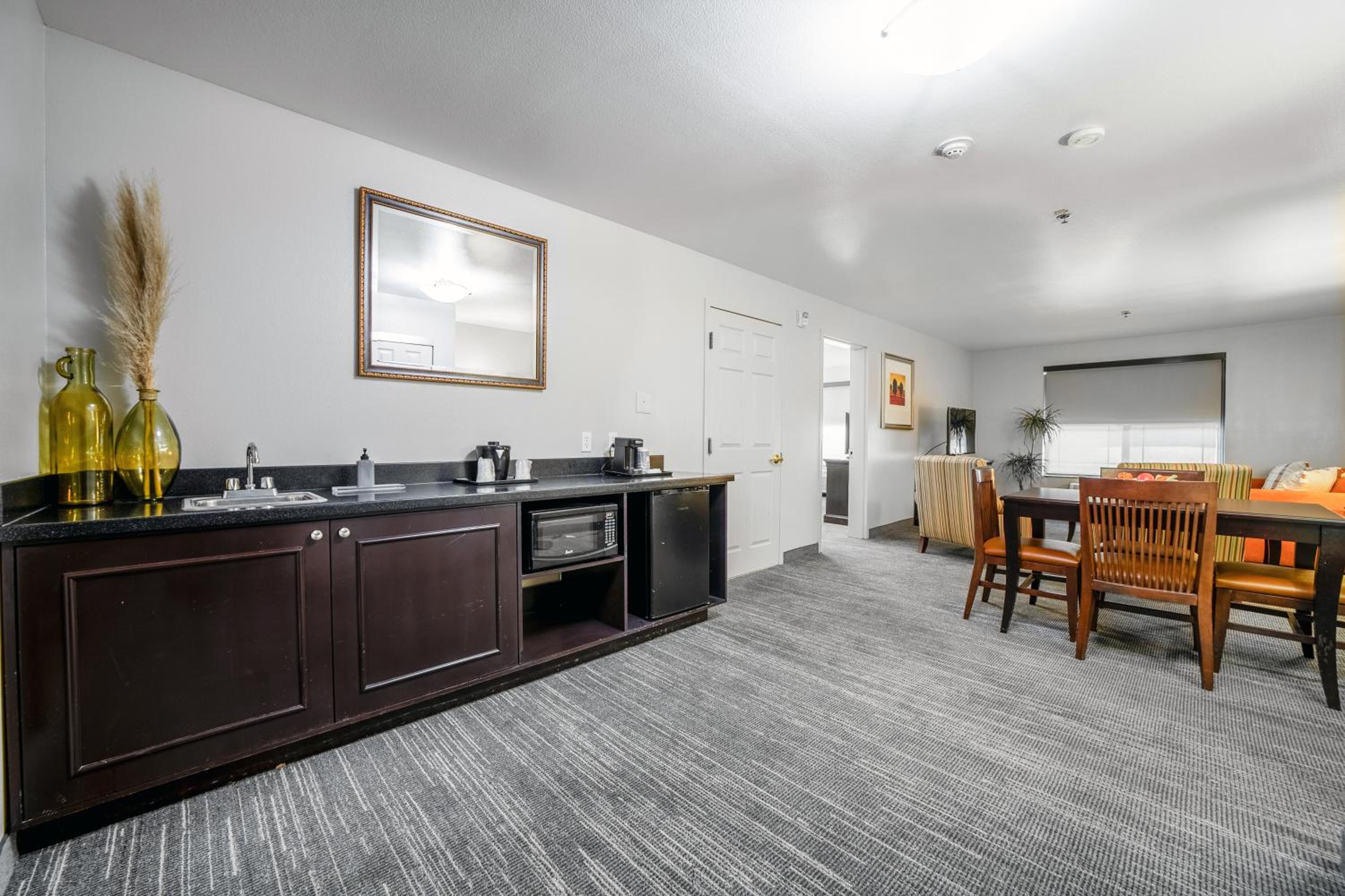 Extended Stay Suite with One King Bed and Pull-out Sofa - Non-Smoking - Photo 10