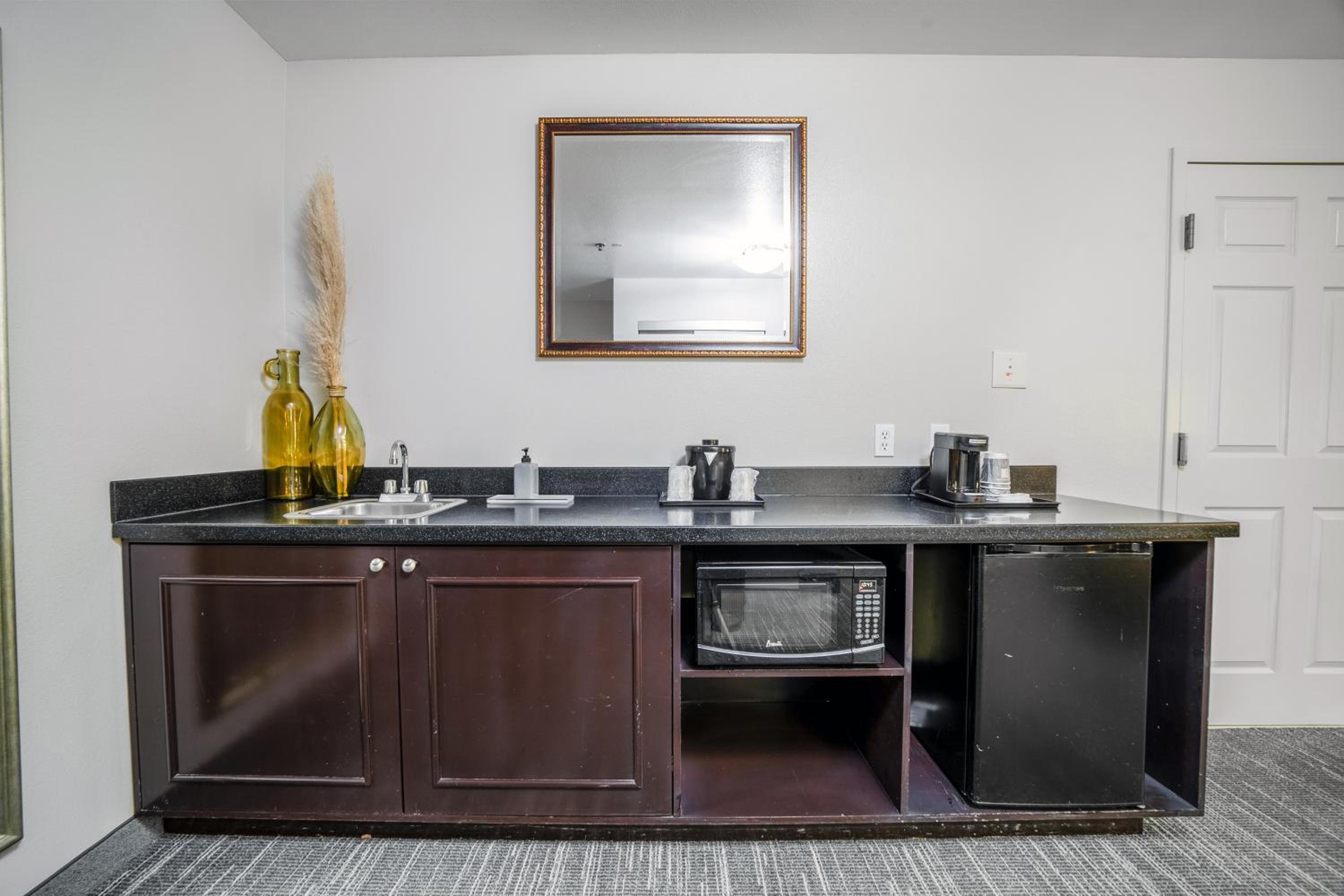 Extended Stay Suite with One King Bed and Pull-out Sofa - Non-Smoking - Photo 9
