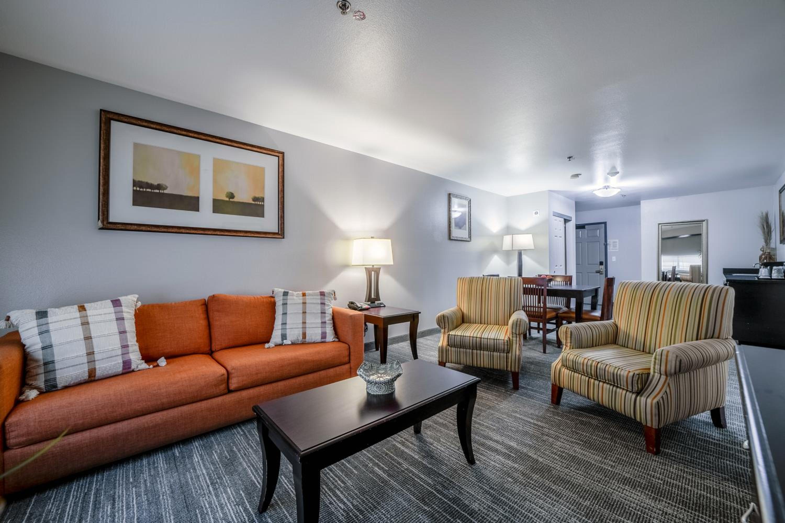 Extended Stay Suite with One King Bed and Pull-out Sofa - Non-Smoking - Photo 8