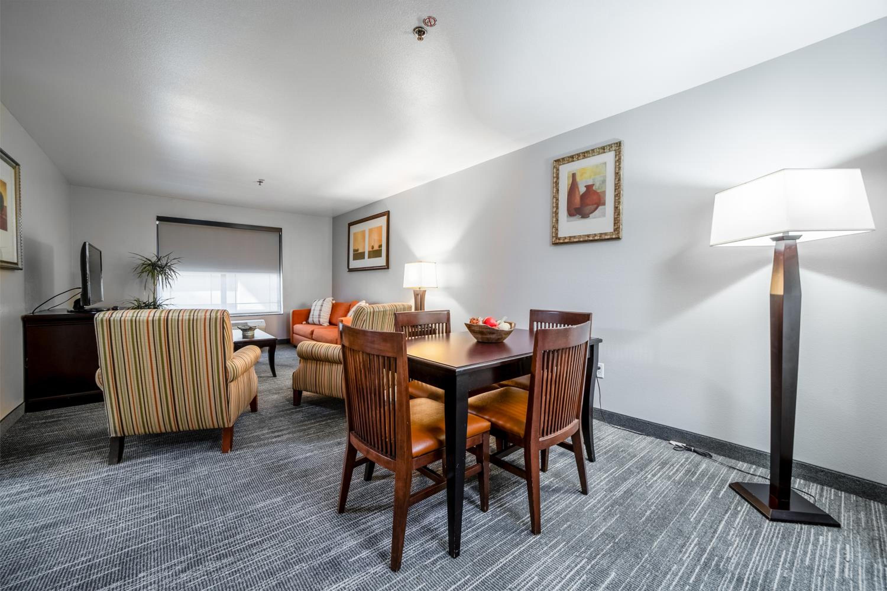 Extended Stay Suite with One King Bed and Pull-out Sofa - Non-Smoking - Photo 7