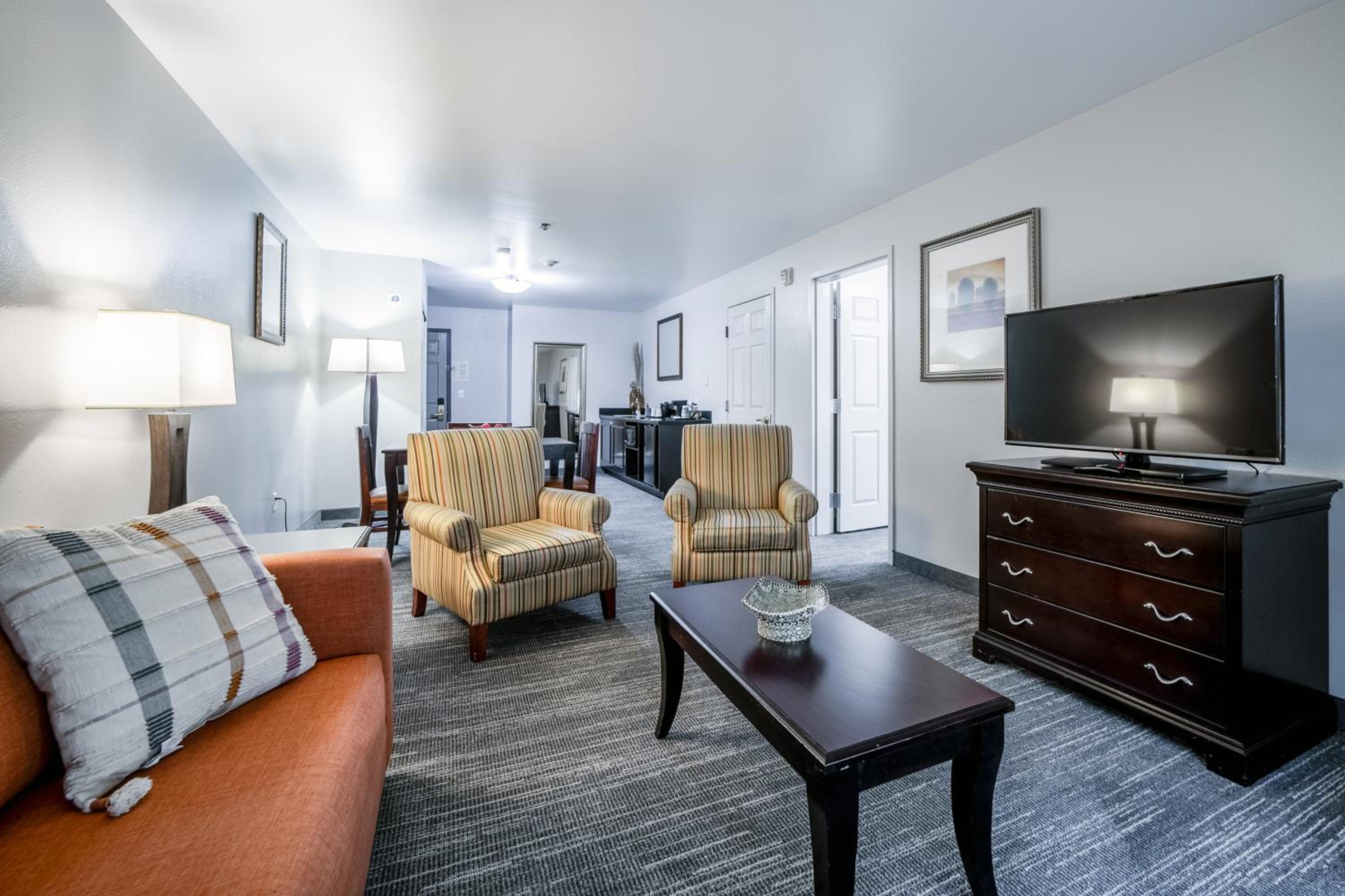 Extended Stay Suite with One King Bed and Pull-out Sofa - Non-Smoking - Photo 4