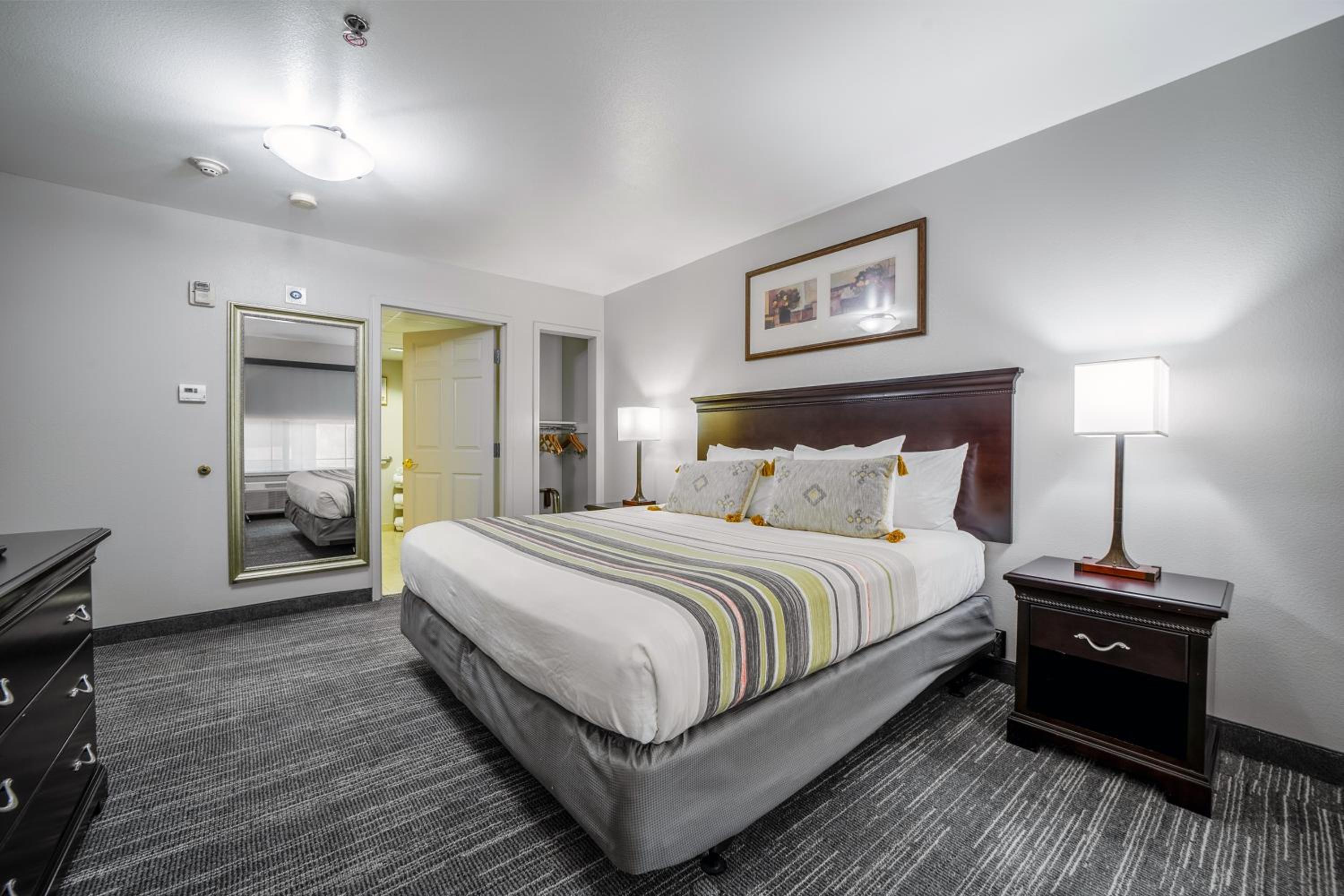 Extended Stay Suite with One King Bed and Pull-out Sofa - Non-Smoking - Photo 5