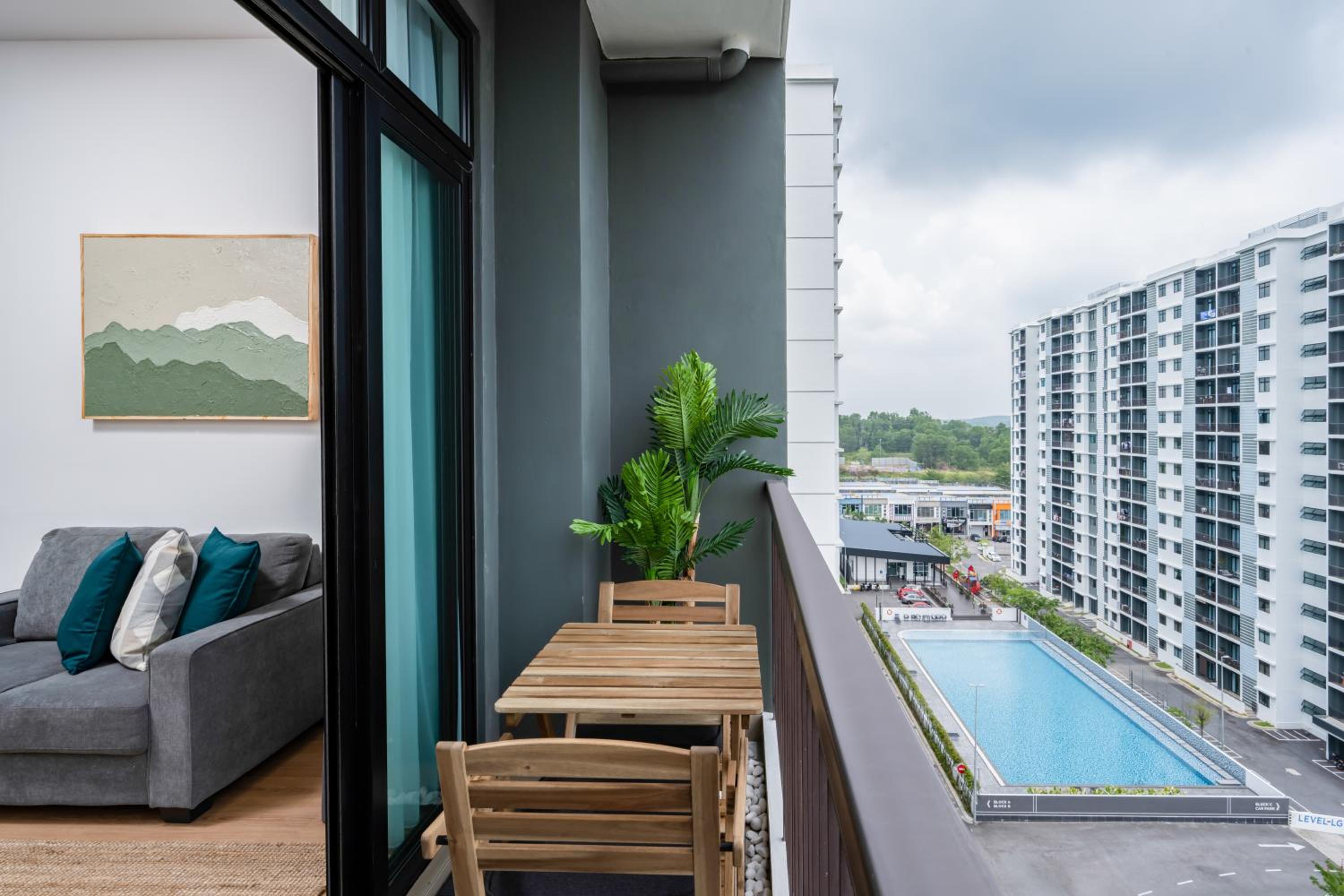 Apartment with Mountain View