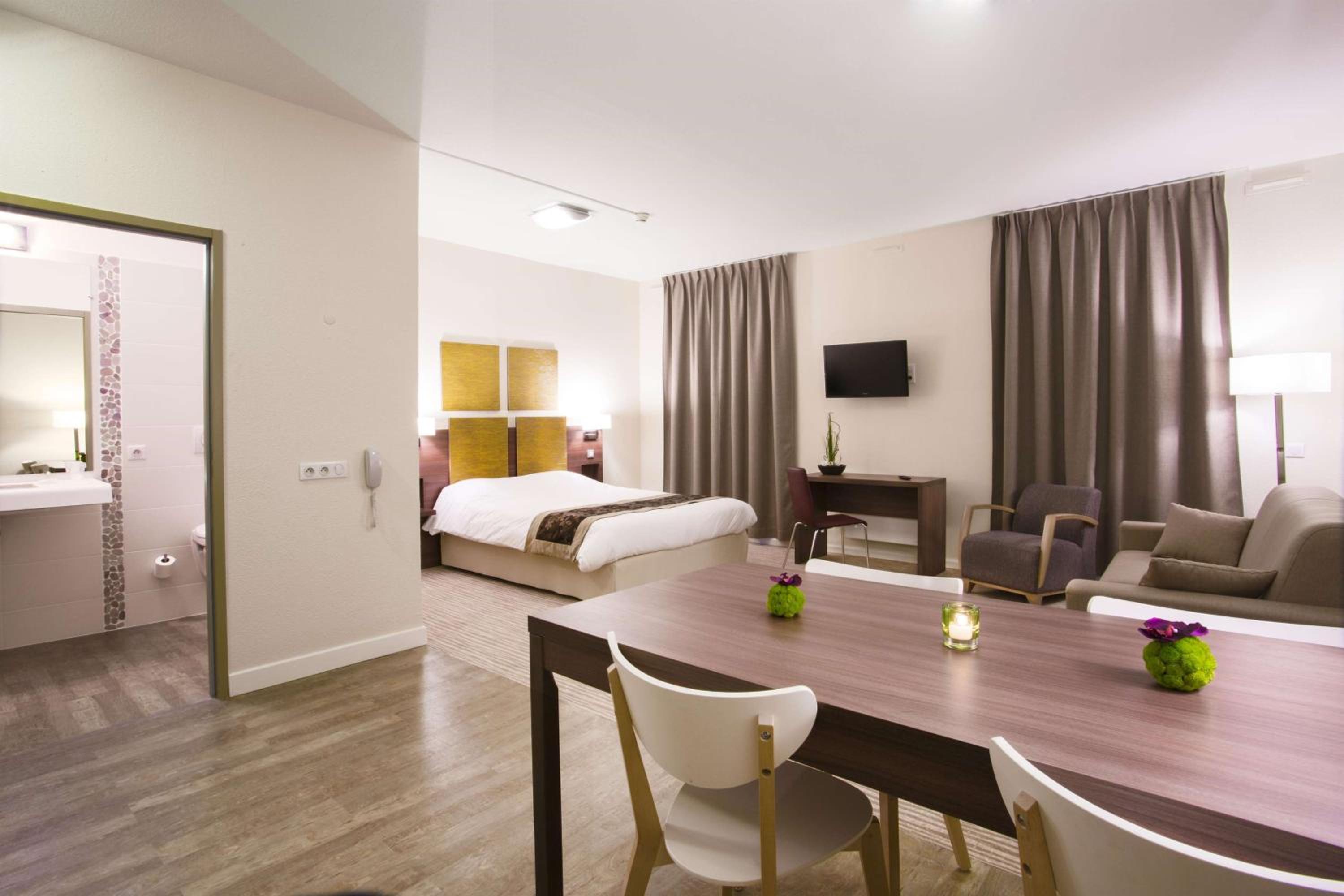 Family Room - Photo 5