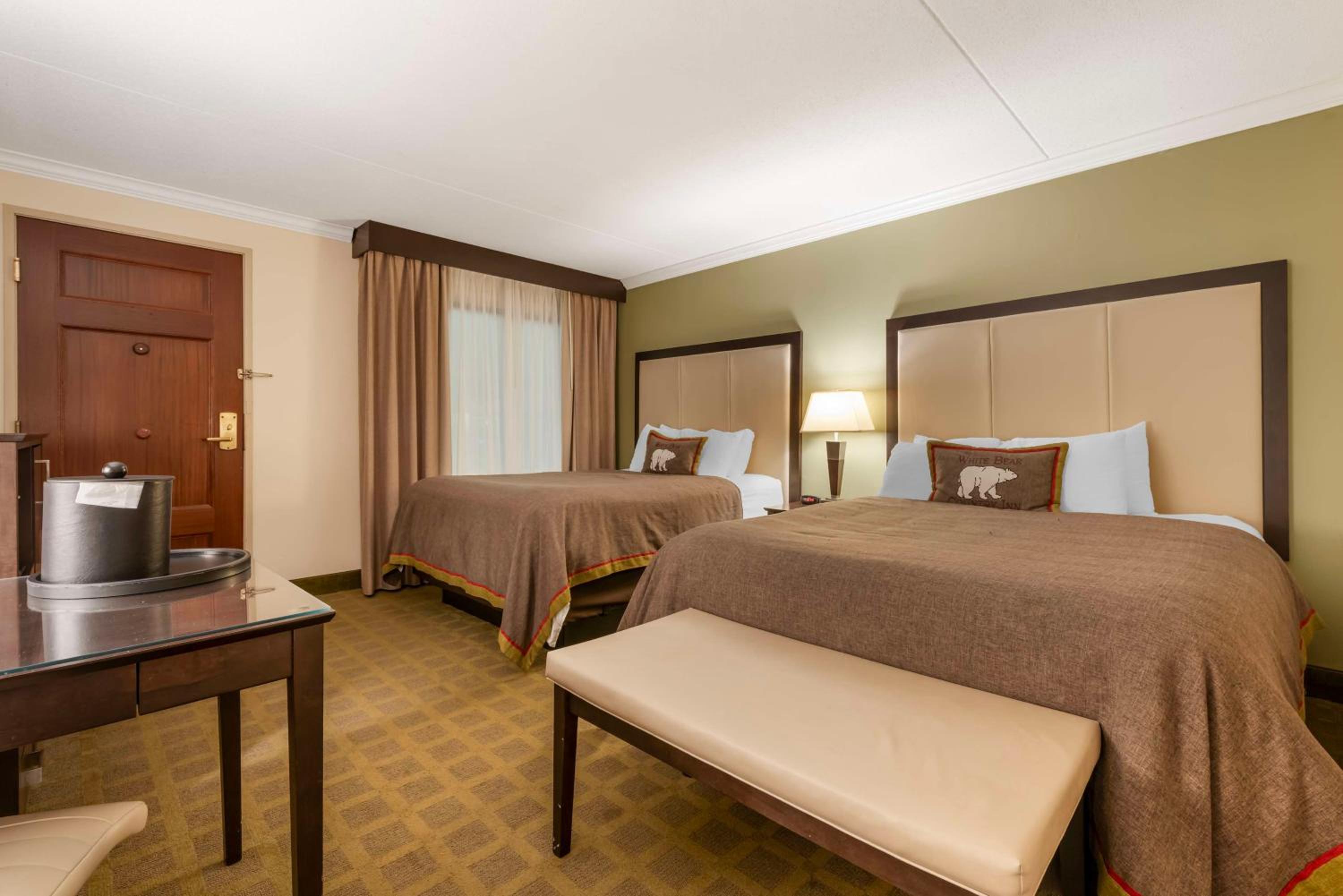 Family Queen Suite with Sofa Bed and Kitchenette - Photo 2