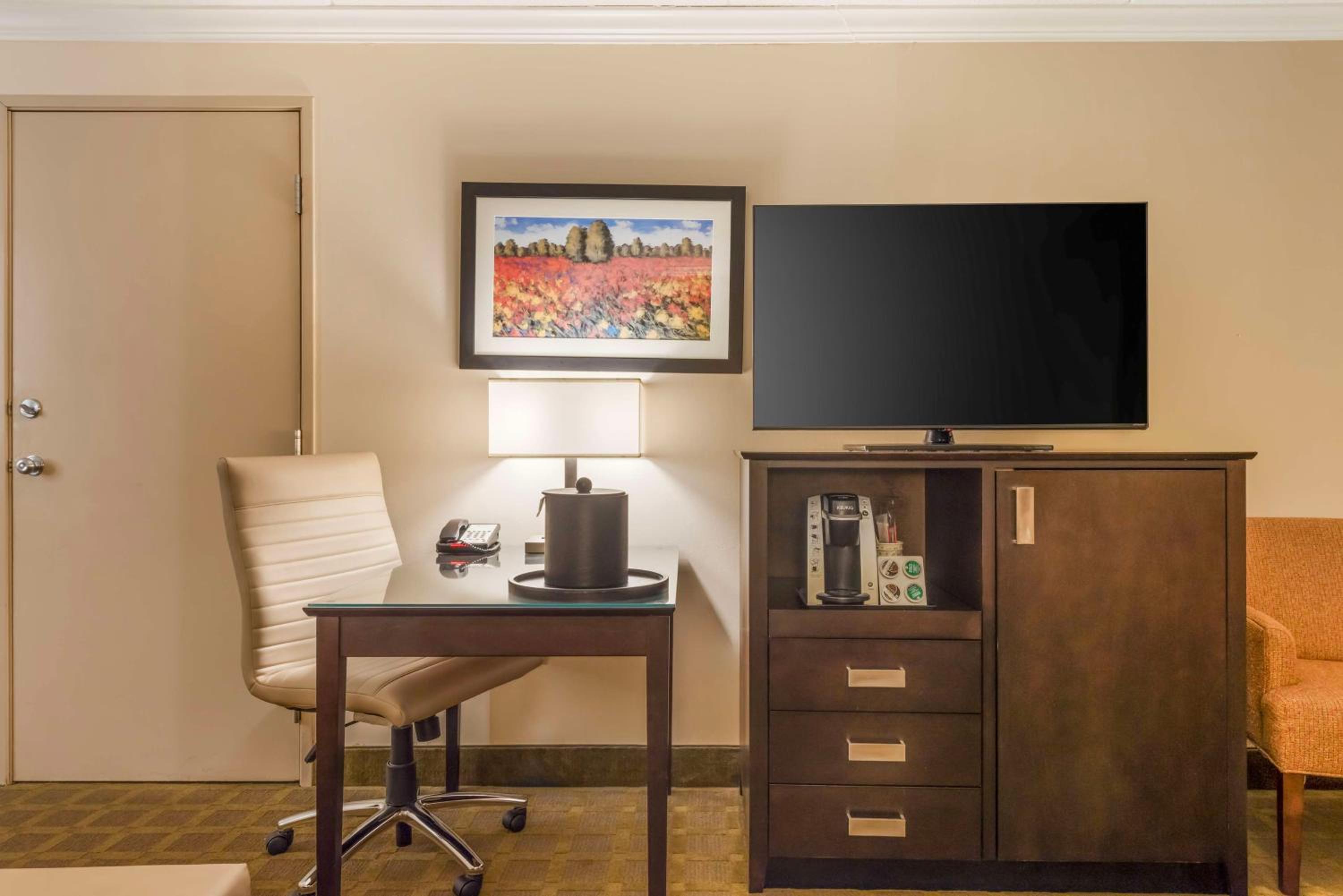 Family Queen Suite with Sofa Bed and Kitchenette - Photo 3