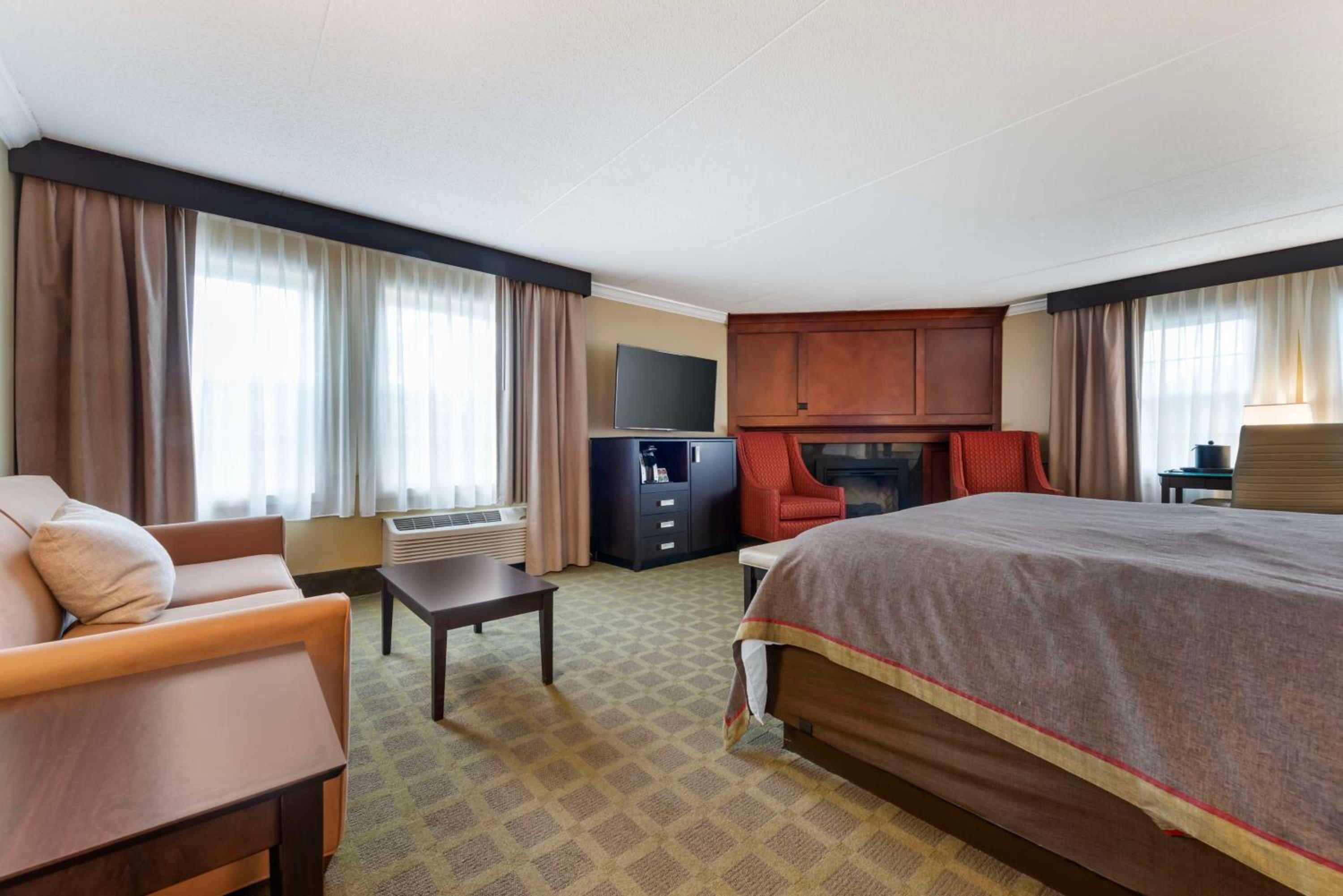 King Suite with Whirlpool and Sofa Bed - Fireplace - Photo 2