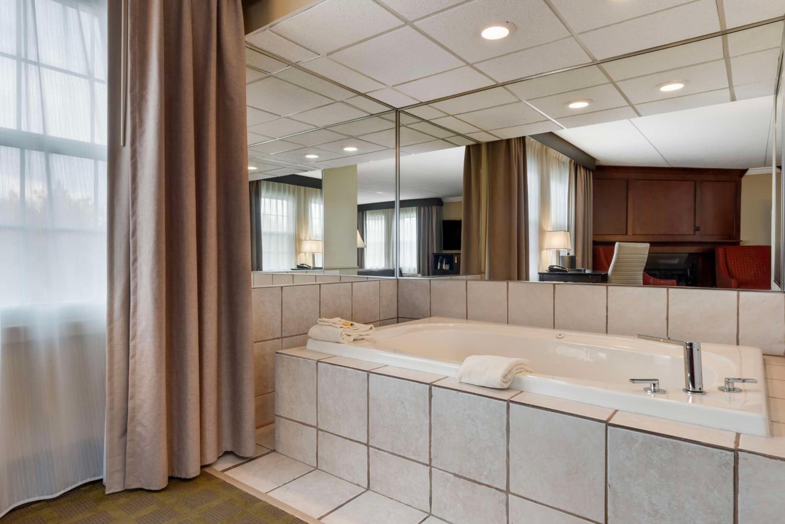 King Suite with Whirlpool and Sofa Bed - Fireplace - Photo 4