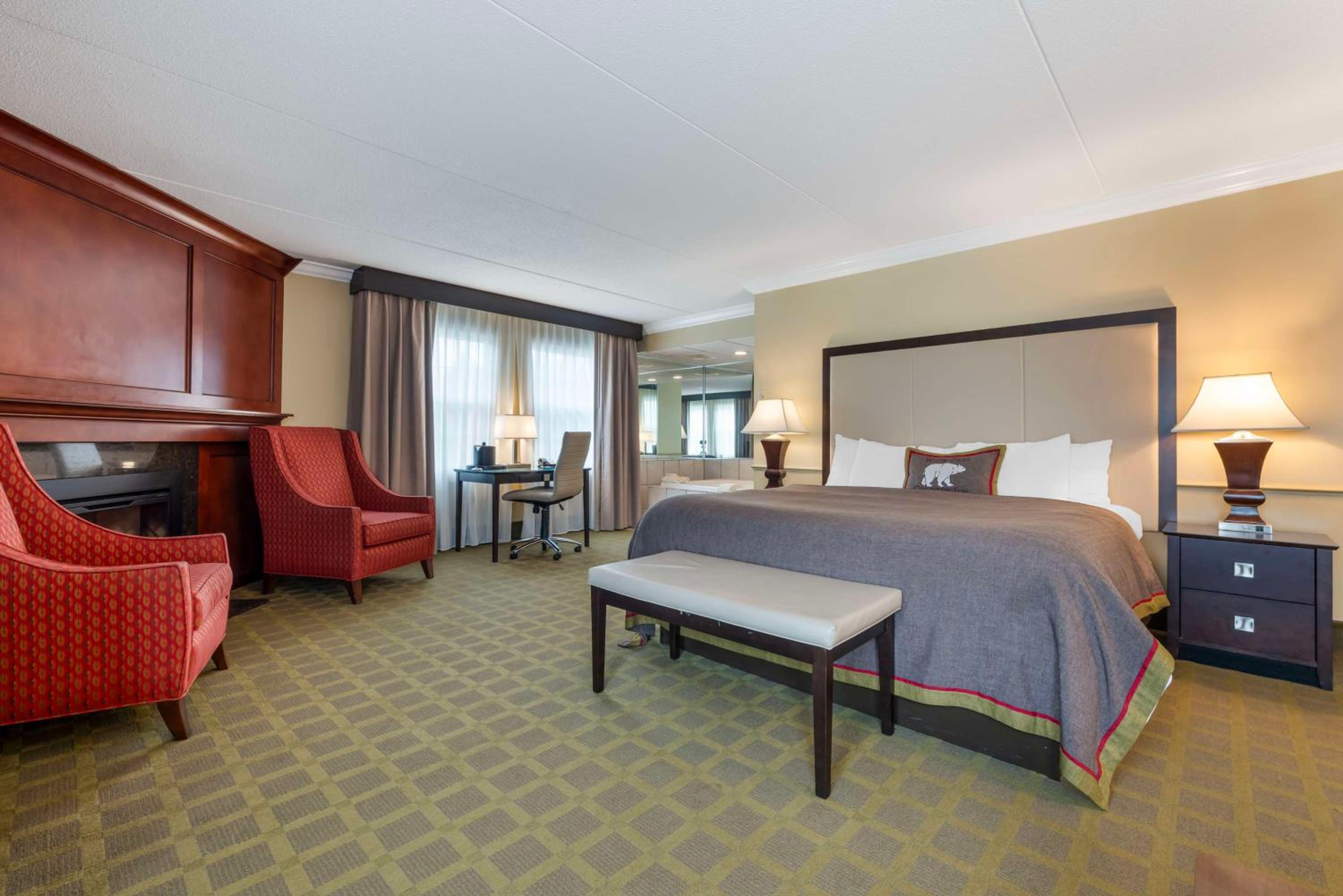 King Suite with Whirlpool and Sofa Bed - Fireplace - Photo 1