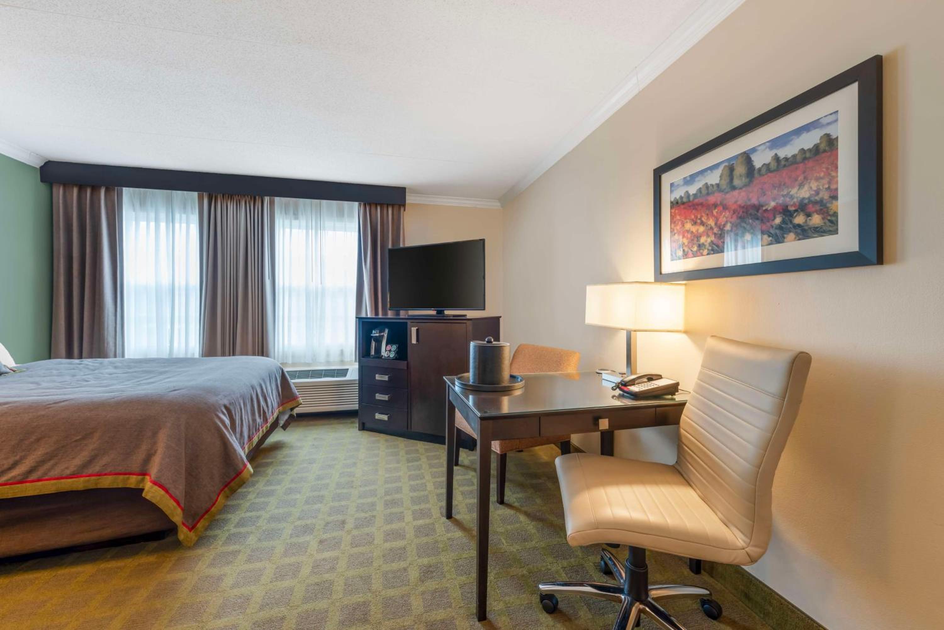 Queen Room with Two Queen Beds - Photo 2