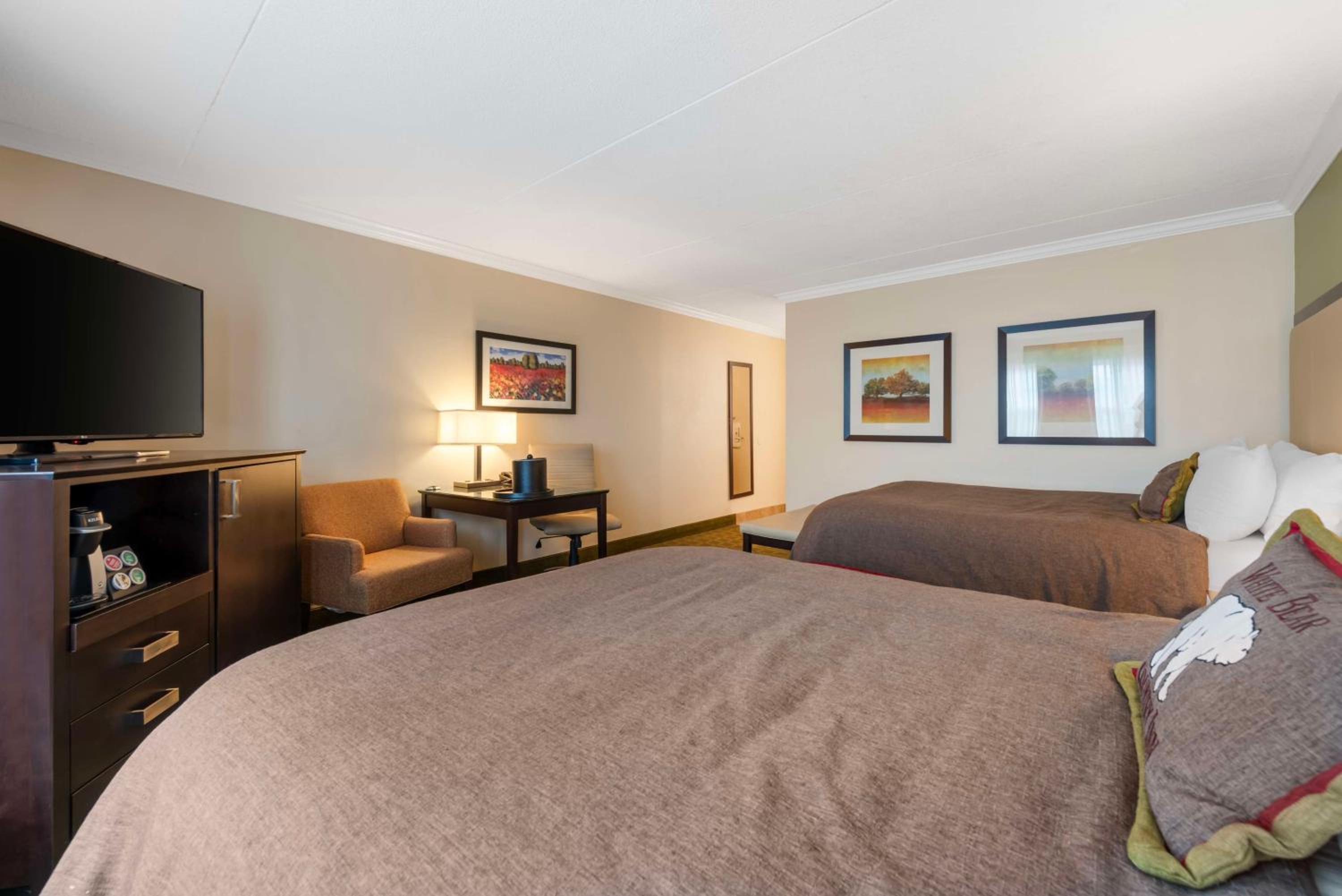 Queen Room with Two Queen Beds - Photo 4
