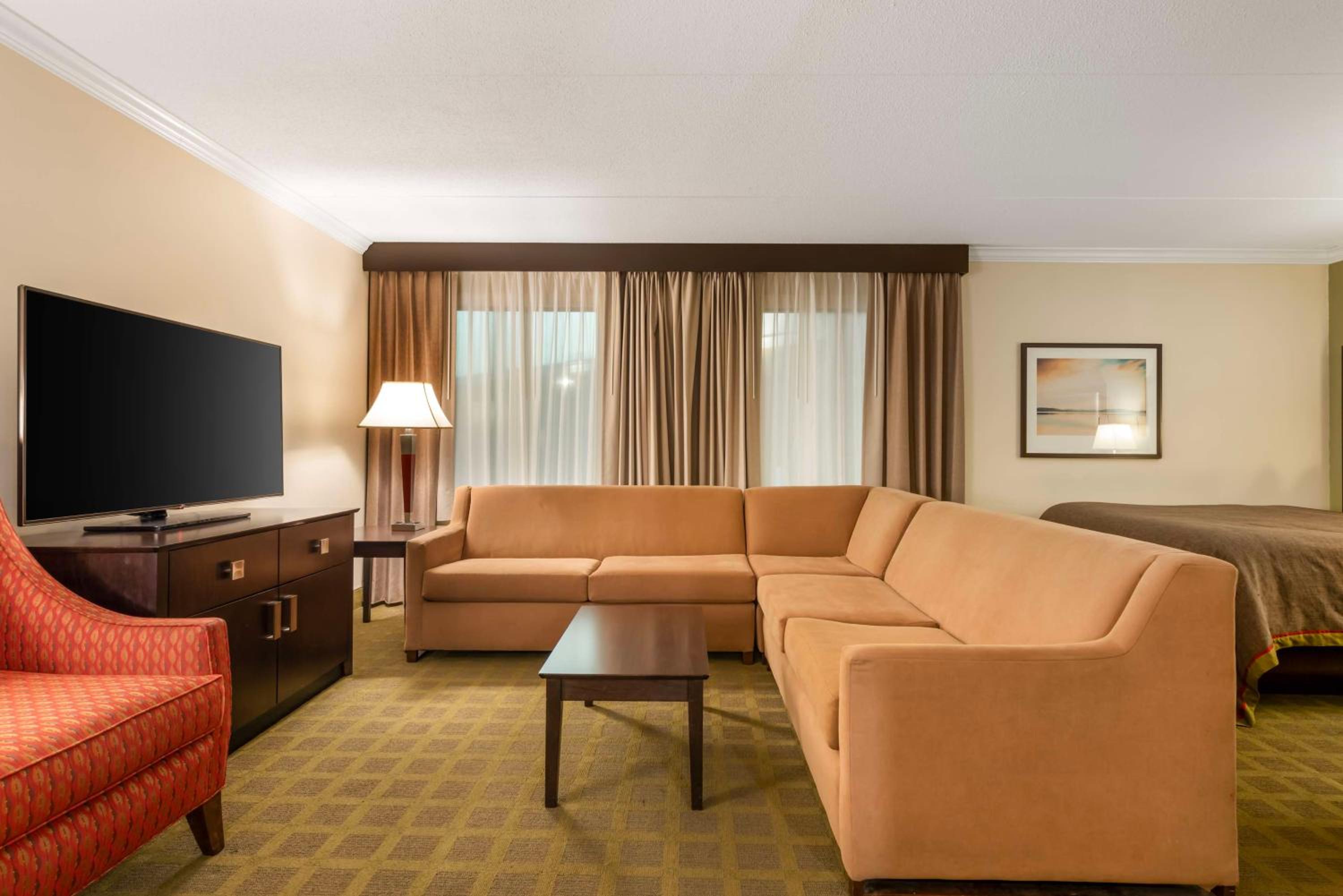 Queen Room with Two Queen Beds - Poolside - Photo 3
