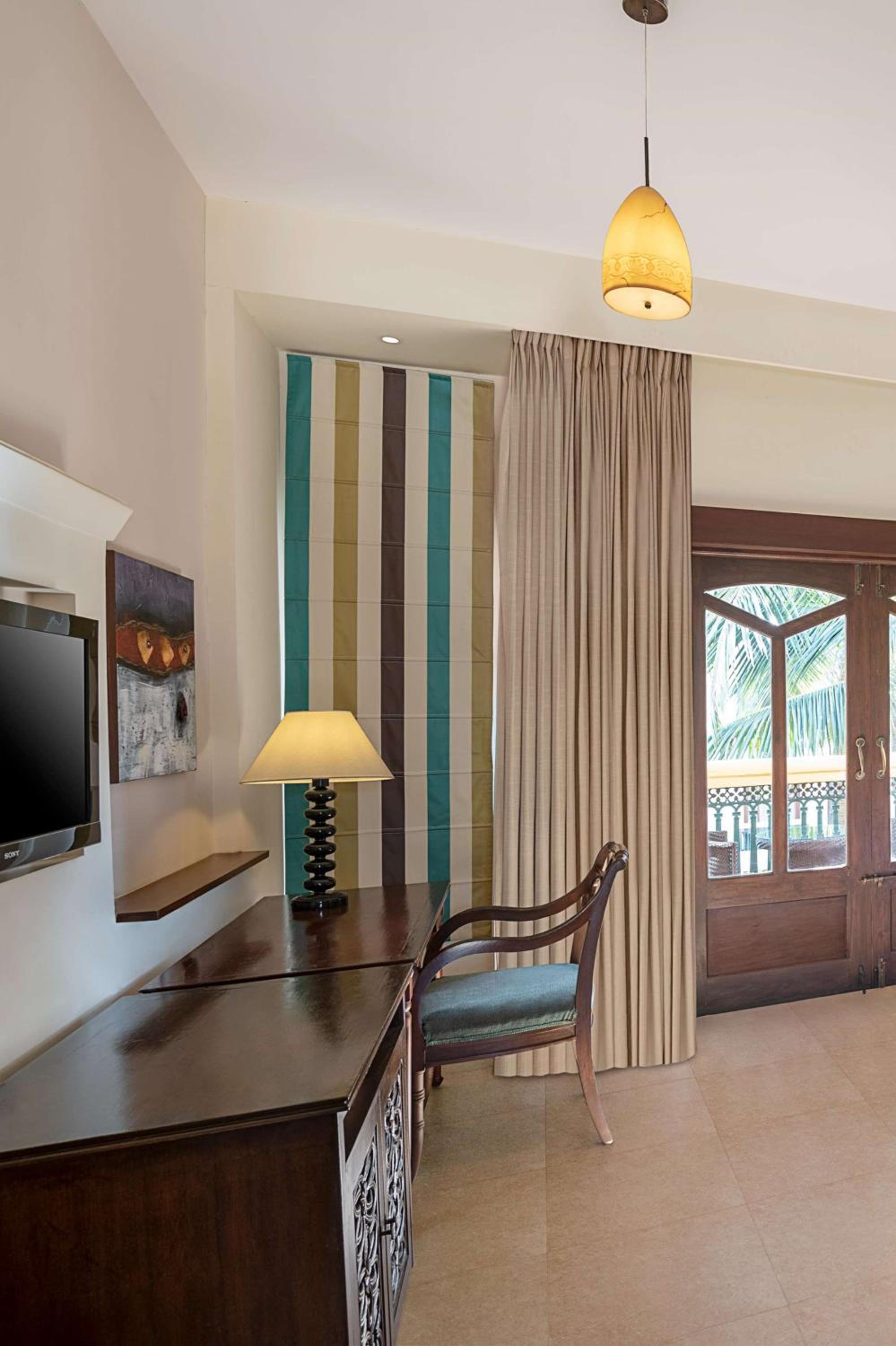 Deluxe King Room with Balcony - Beer on arrival , Shuttle to nearest beach, 20% off on F&B