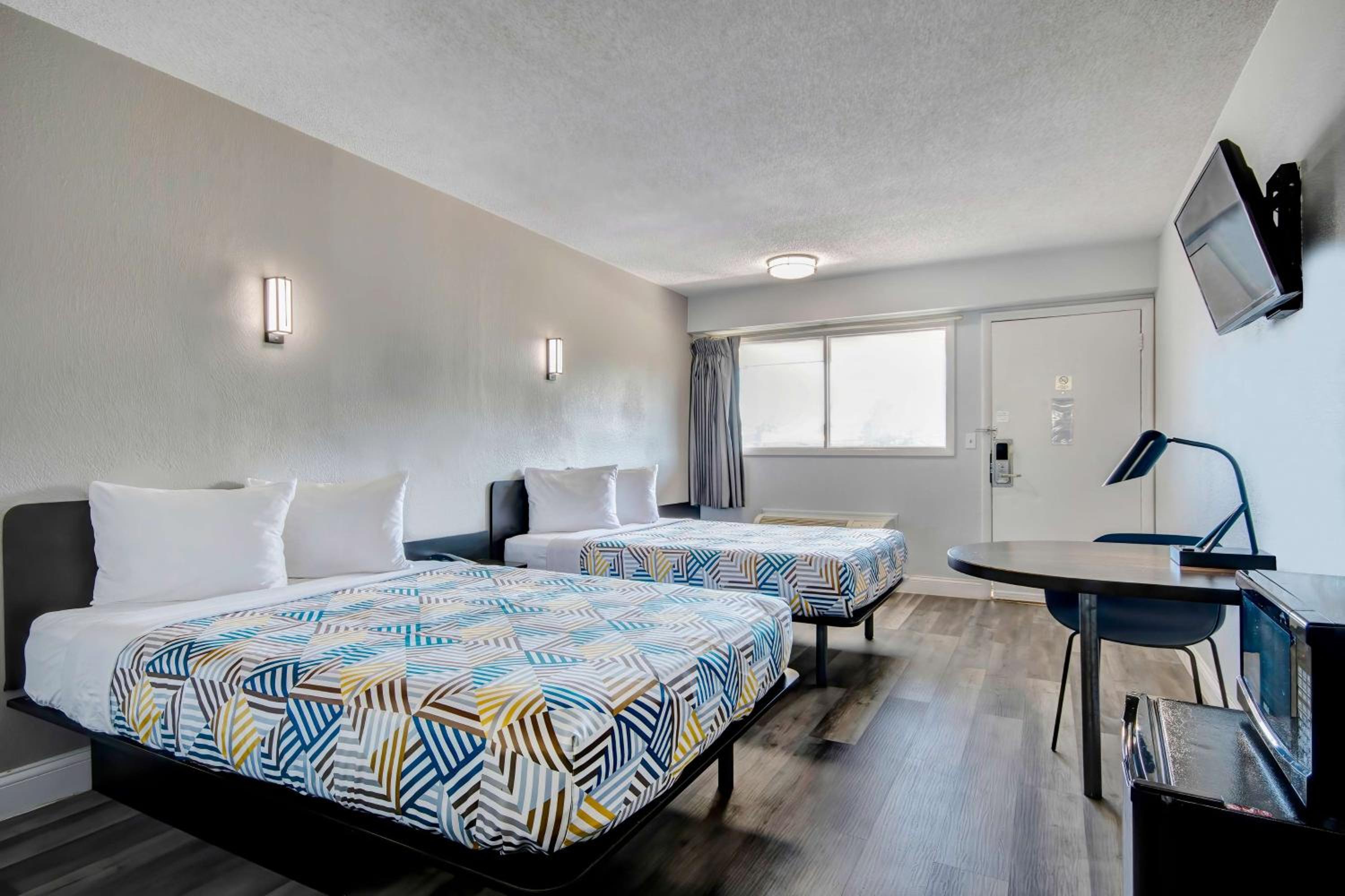 Quadruple Room - Non-Smoking - Photo 4