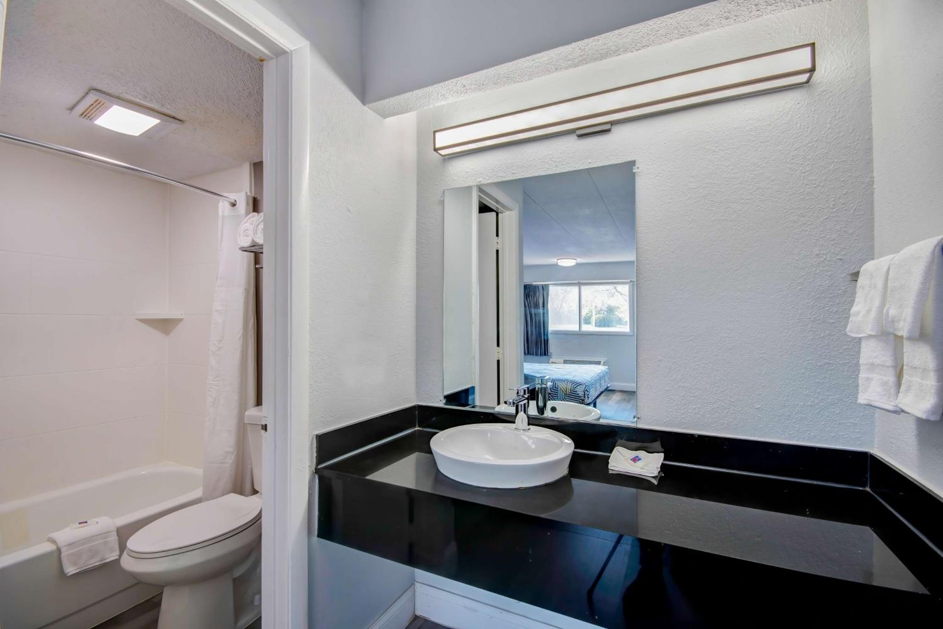 Quadruple Room - Non-Smoking - Photo 5
