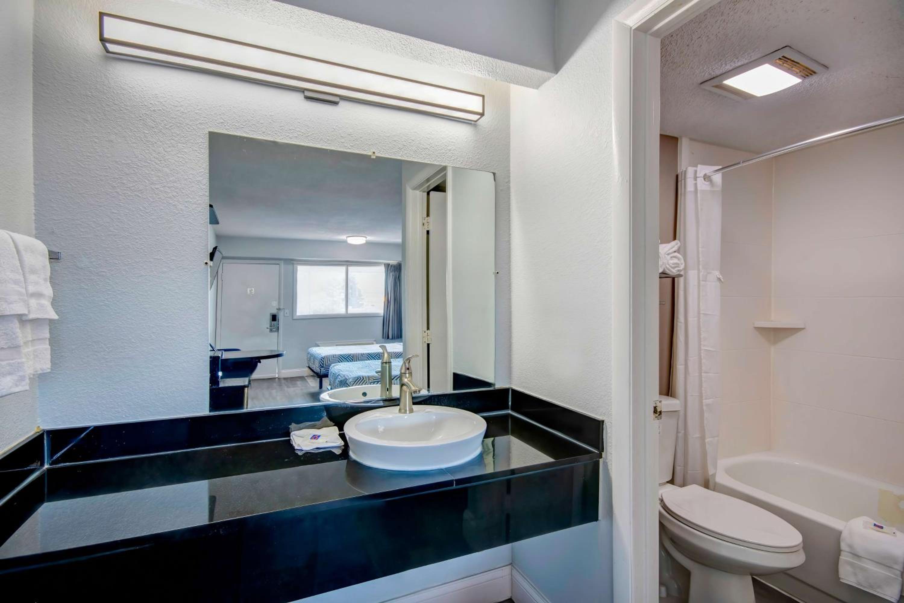 Quadruple Room - Smoking - Photo 2