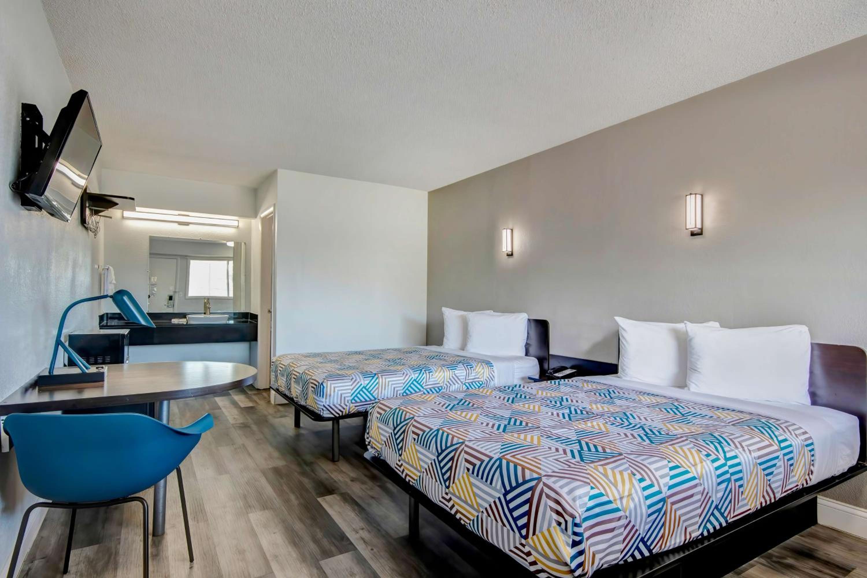 Quadruple Room - Non-Smoking - Photo 1