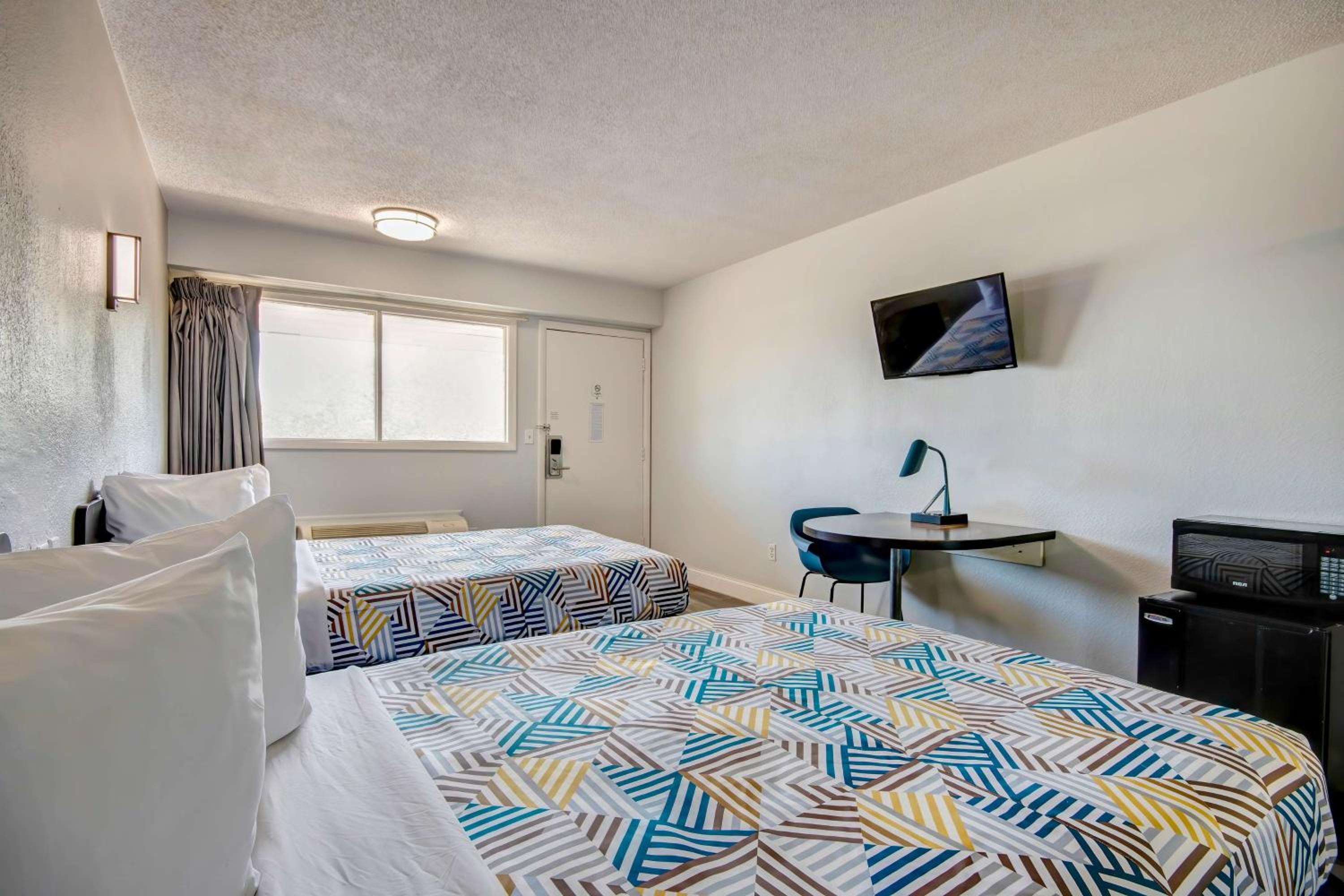 Quadruple Room - Non-Smoking - Photo 3
