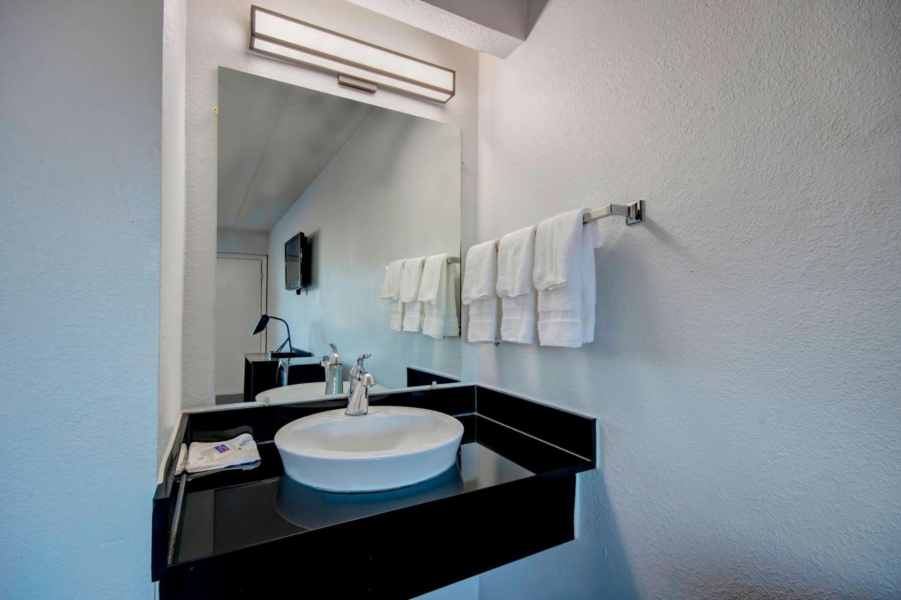 King Room - Disability Access - Non-Smoking - Photo 9