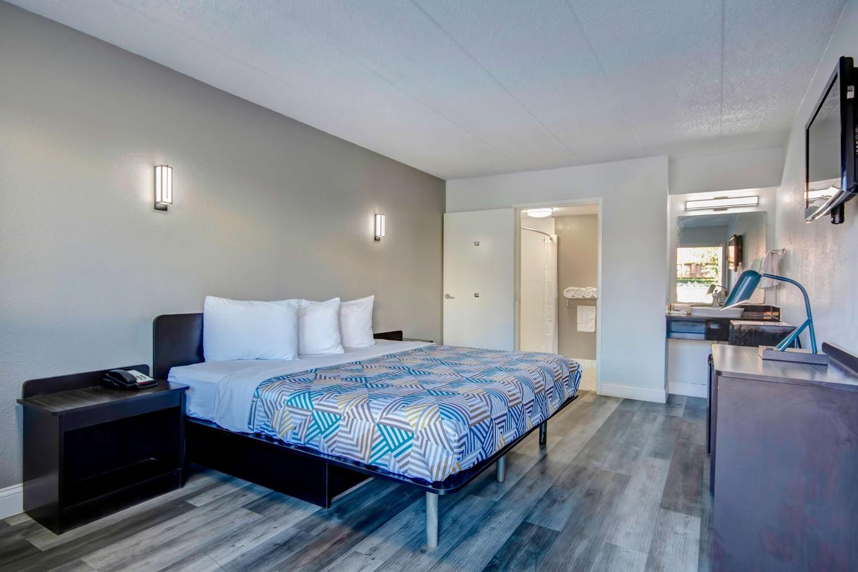 King Room - Disability Access - Non-Smoking - Photo 1