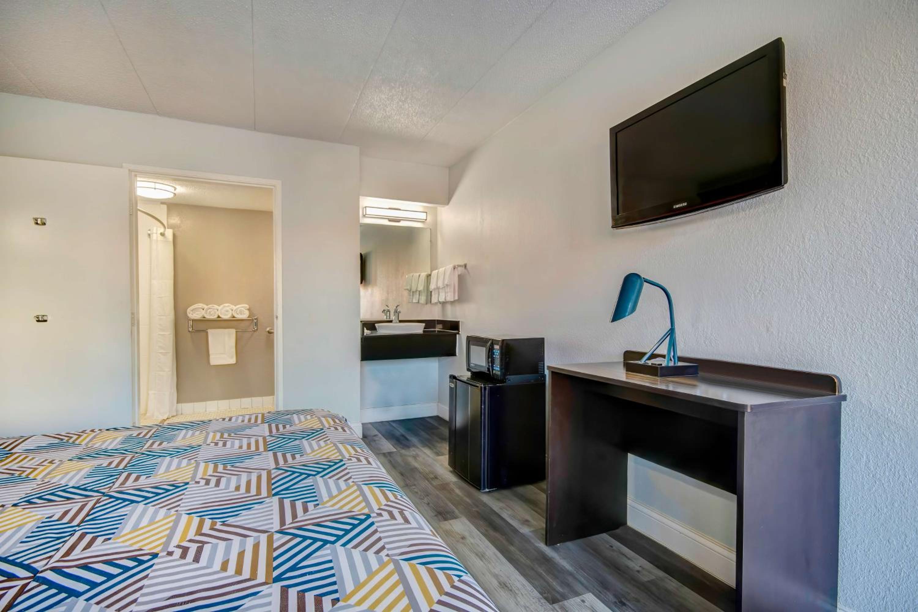 King Room - Disability Access - Non-Smoking - Photo 11