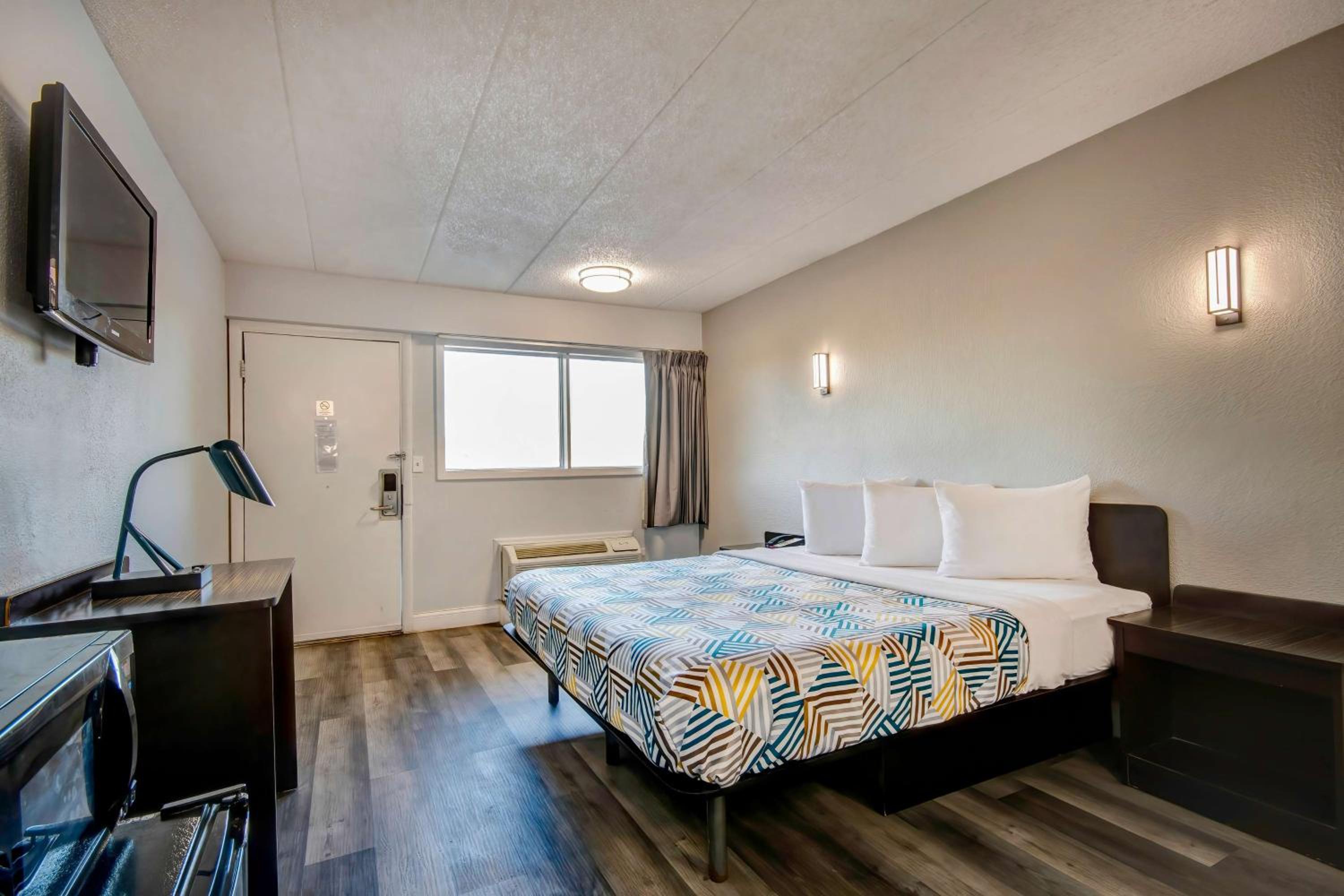 King Room - Disability Access - Non-Smoking - Photo 4