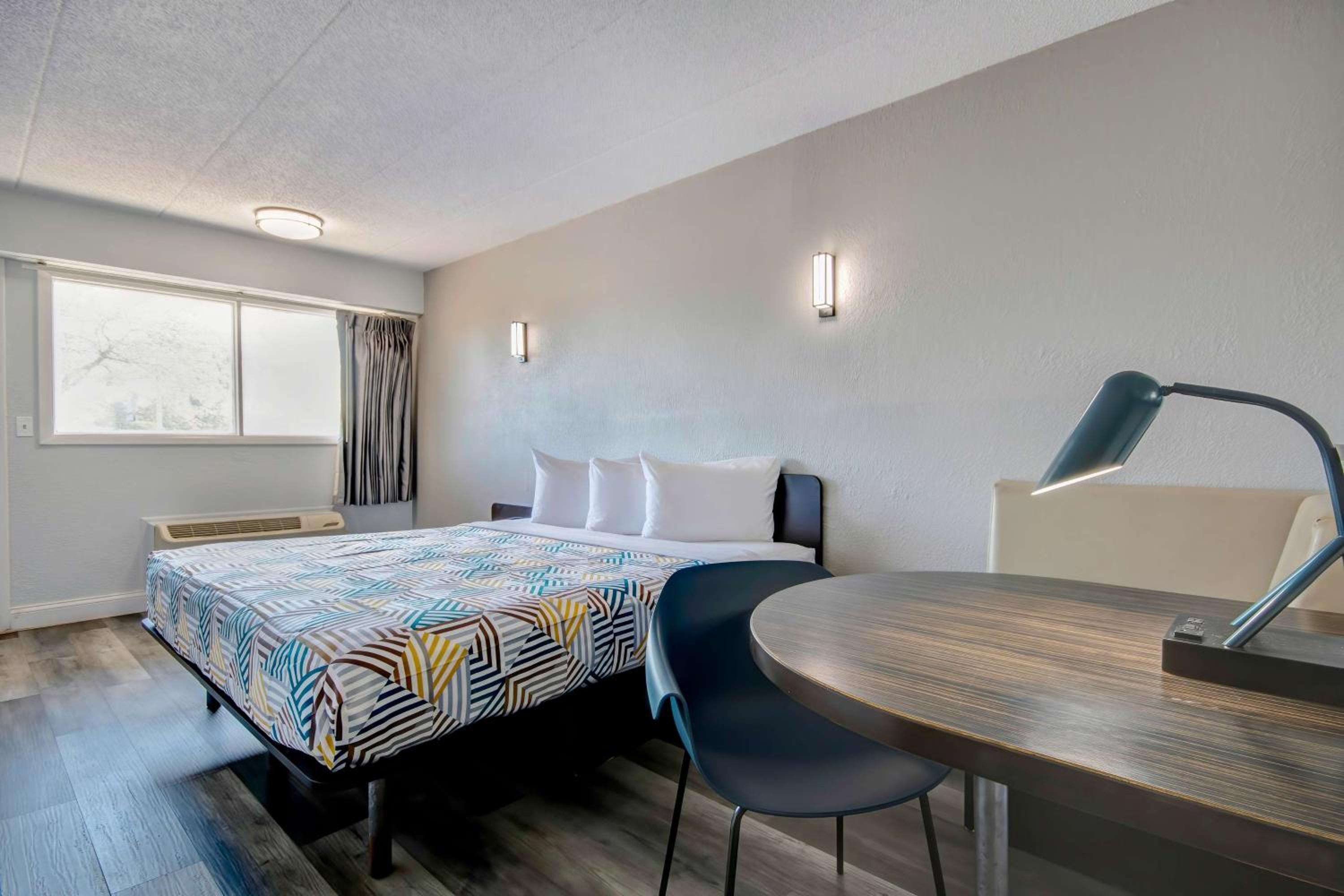 King Room - Non-Smoking - Photo 2