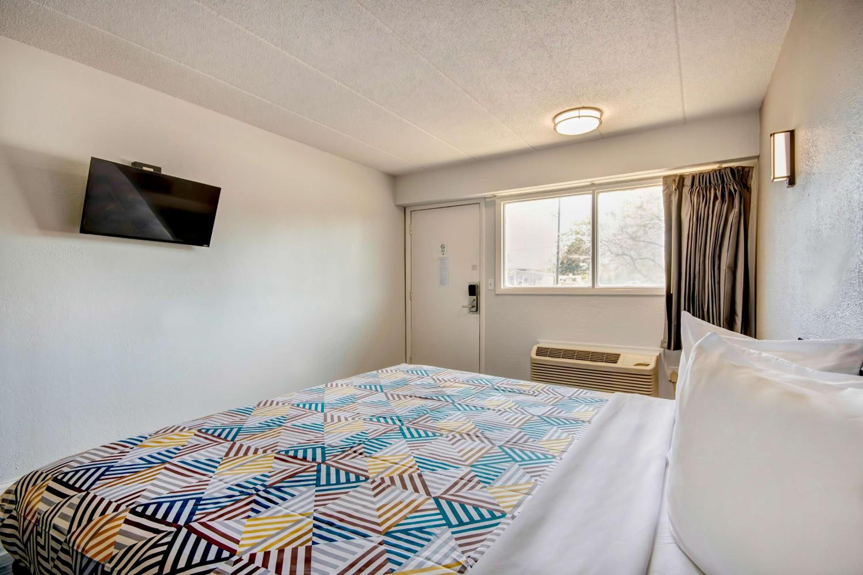 King Room - Non-Smoking - Photo 8